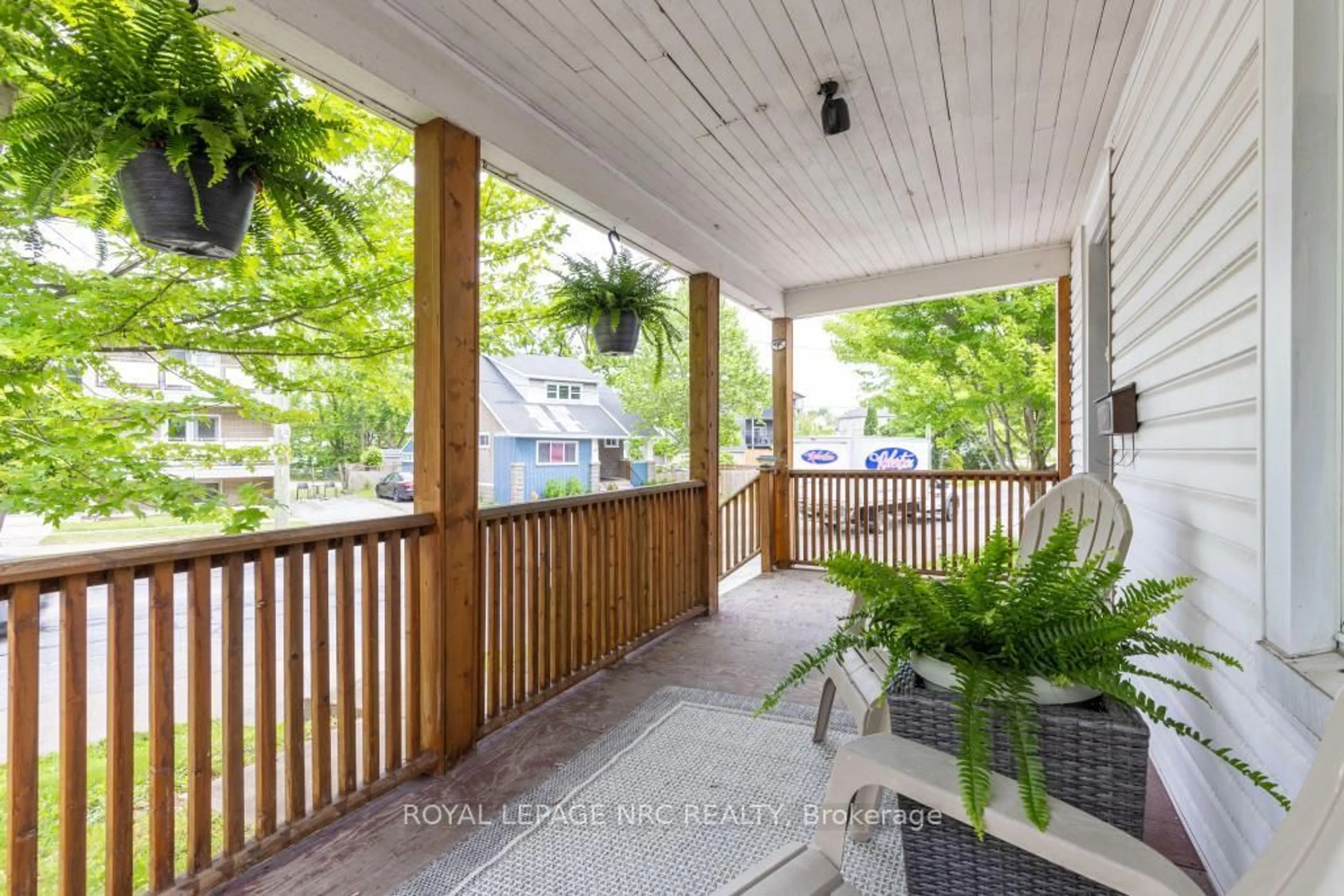 Patio, street for 366 Glendale Ave, St. Catharines Ontario L2T 1C1