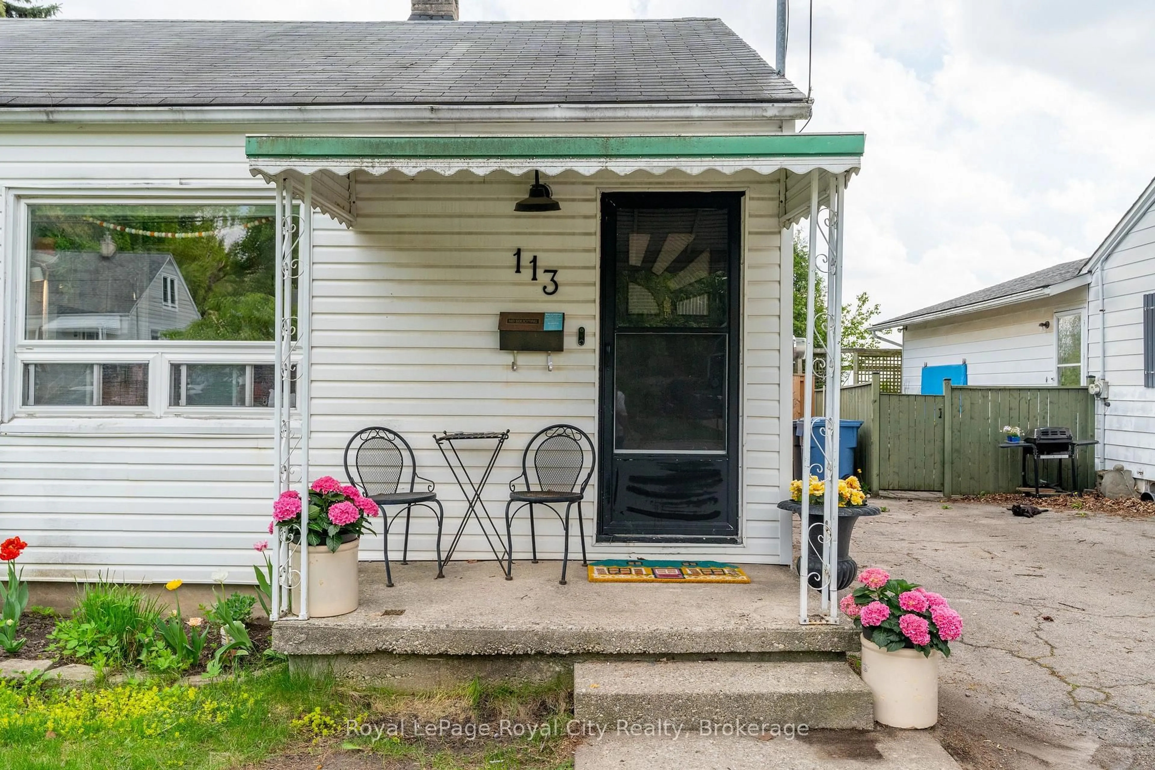 Patio, street for 113 Memorial Cres, Guelph Ontario N1H 6C2