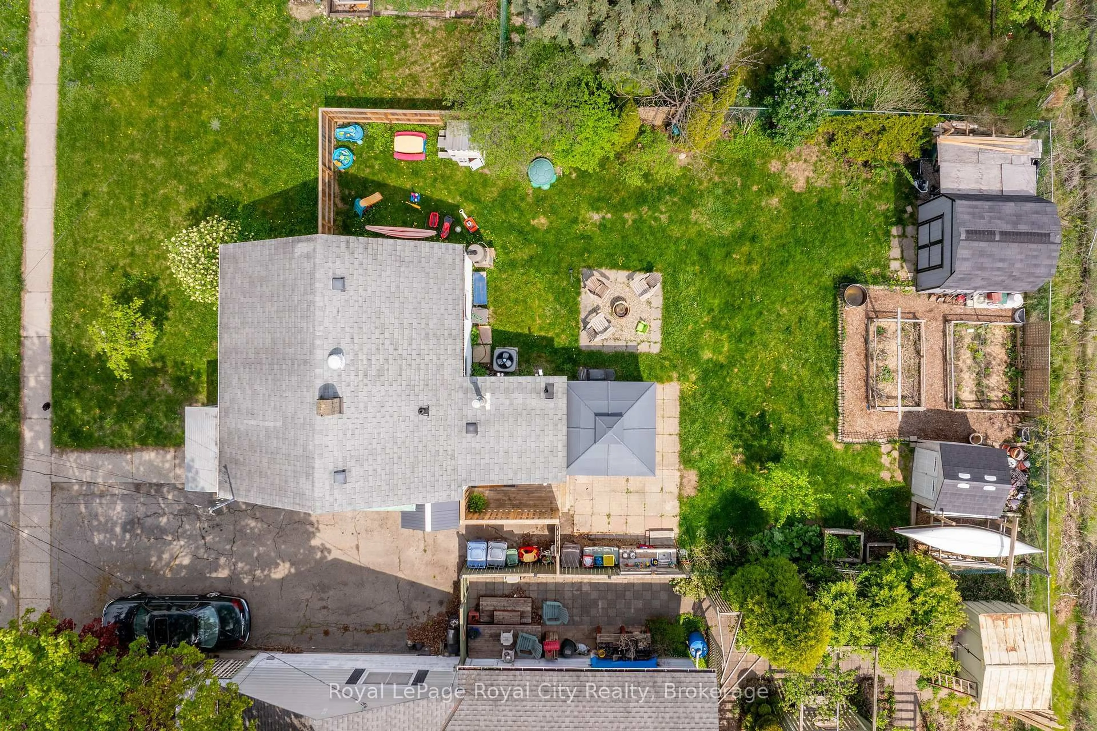 A pic from outside/outdoor area/front of a property/back of a property/a pic from drone, street for 113 Memorial Cres, Guelph Ontario N1H 6C2