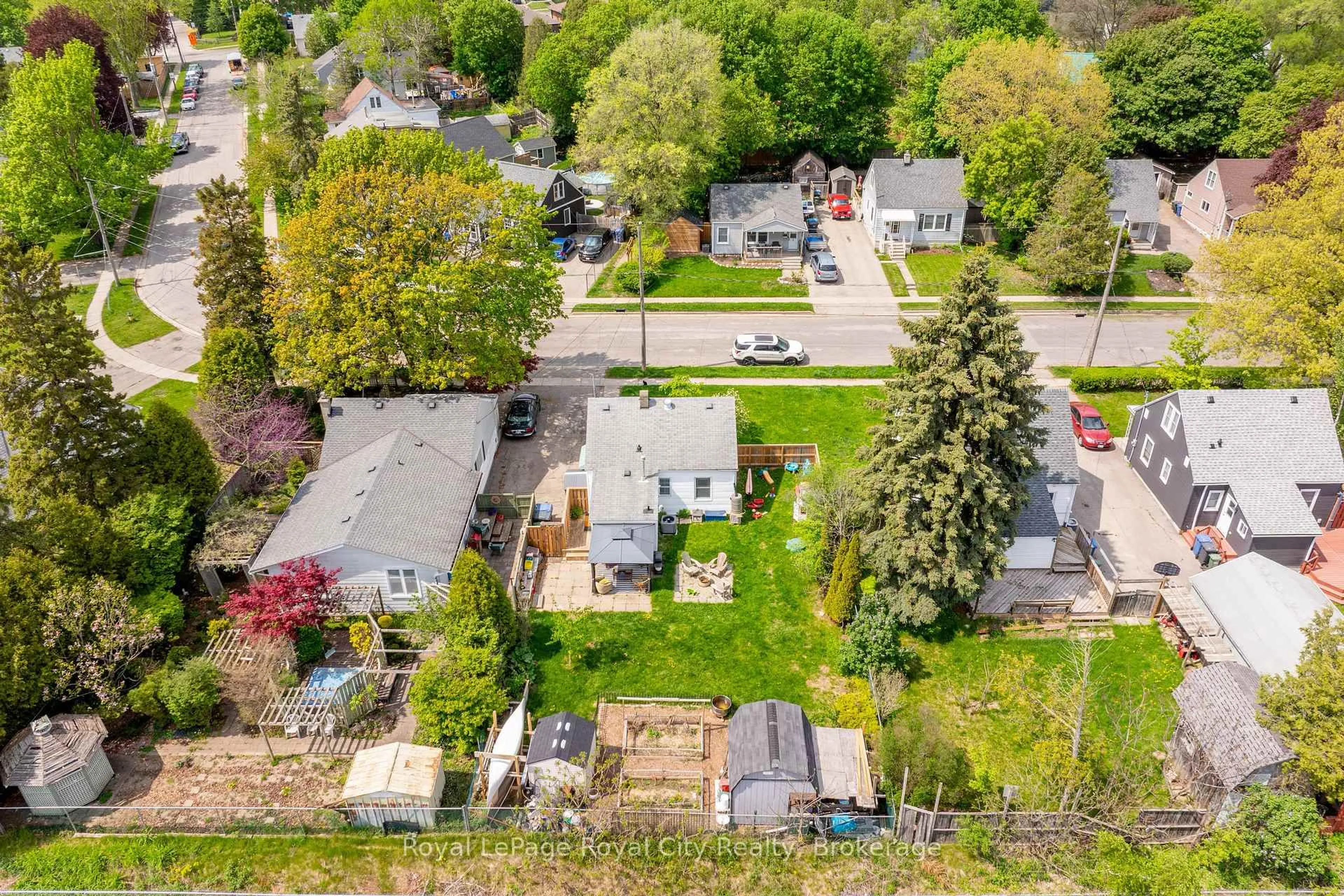 A pic from outside/outdoor area/front of a property/back of a property/a pic from drone, street for 113 Memorial Cres, Guelph Ontario N1H 6C2