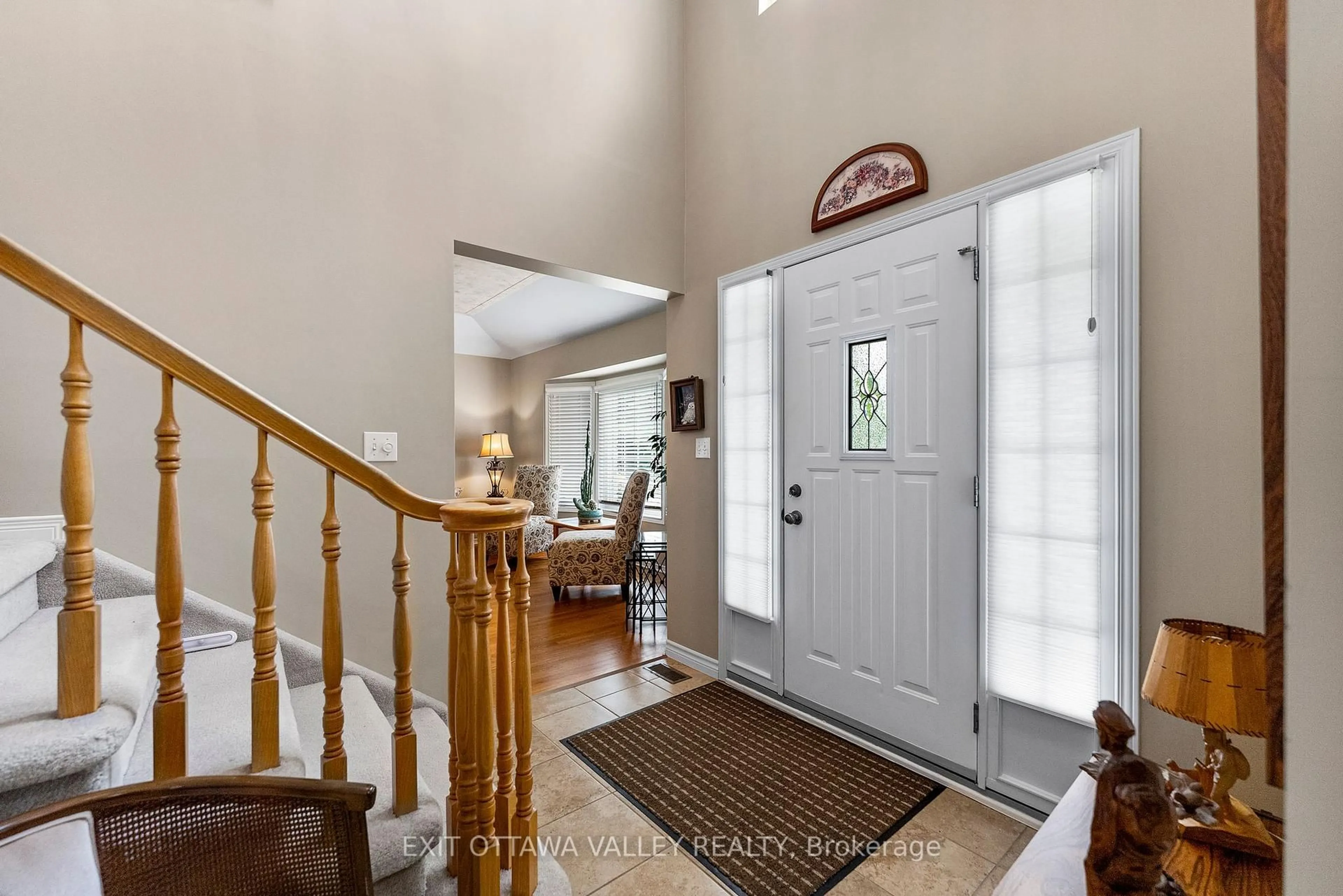 Indoor entryway for 127 Owens St, Pembroke Ontario K8A 8K1