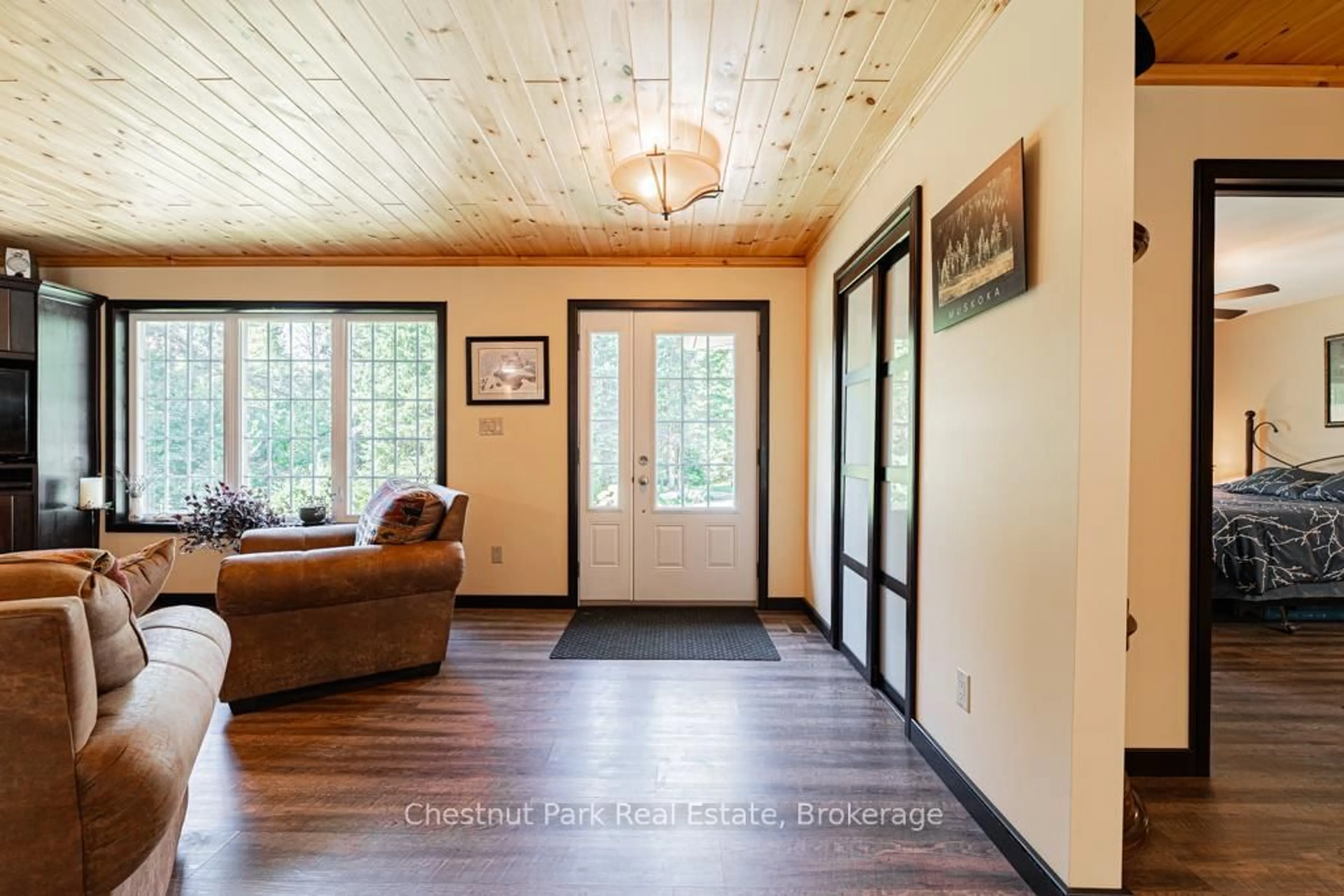 Indoor entryway for 2253 Lone Pine Dr, Huntsville Ontario P0B 1L0