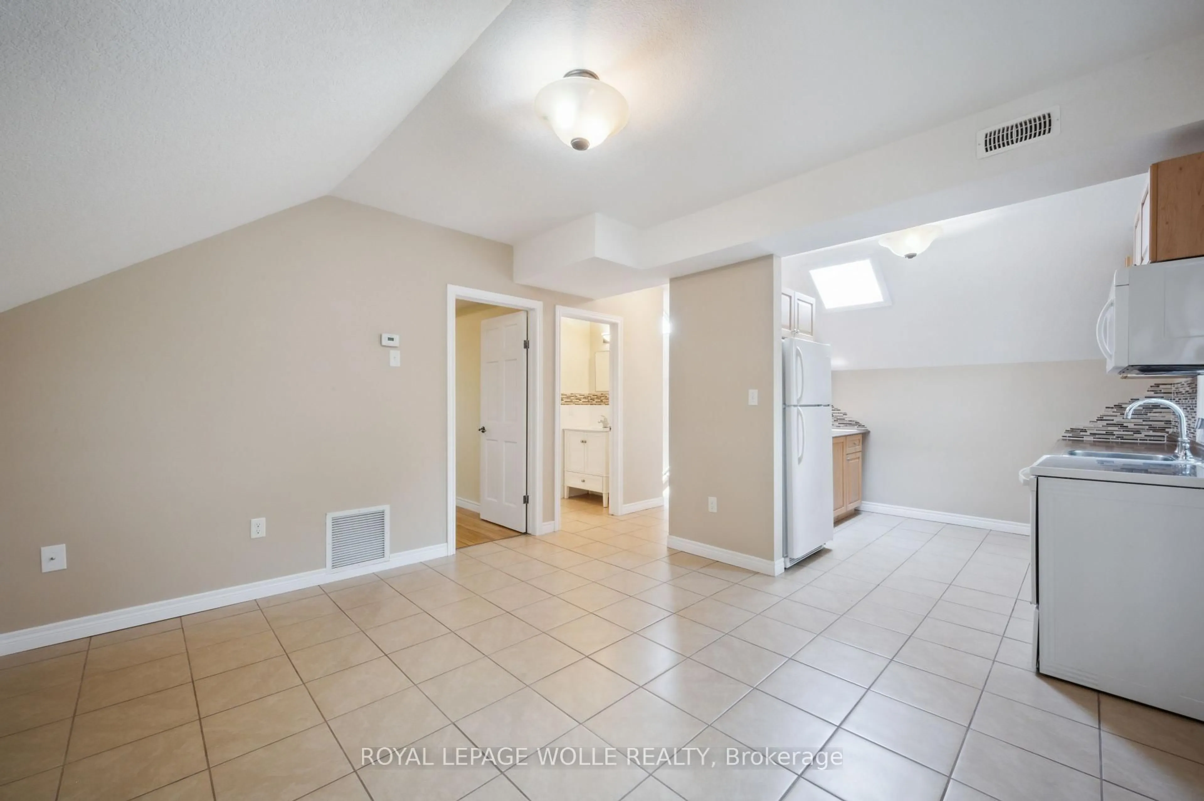 A pic of a room for 67 Wellington St, Kitchener Ontario N2H 5J5