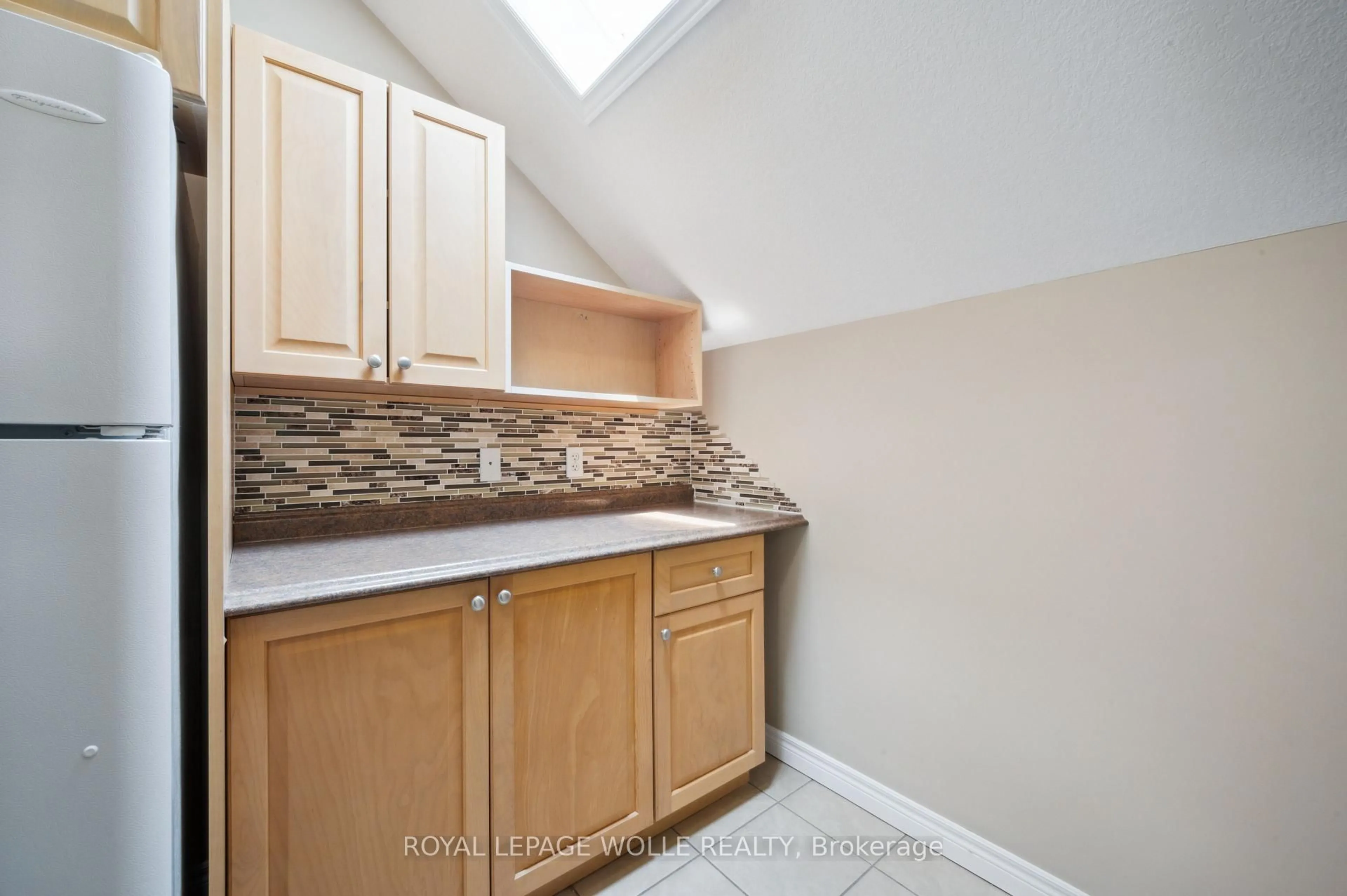 Standard kitchen, ceramic/tile floor for 67 Wellington St, Kitchener Ontario N2H 5J5