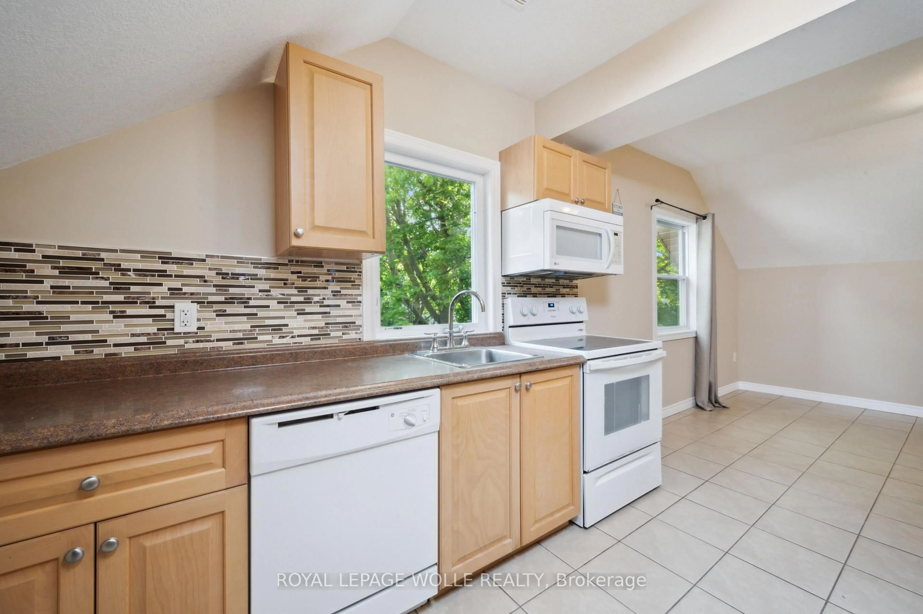 Standard kitchen, ceramic/tile floor for 67 Wellington St, Kitchener Ontario N2H 5J5