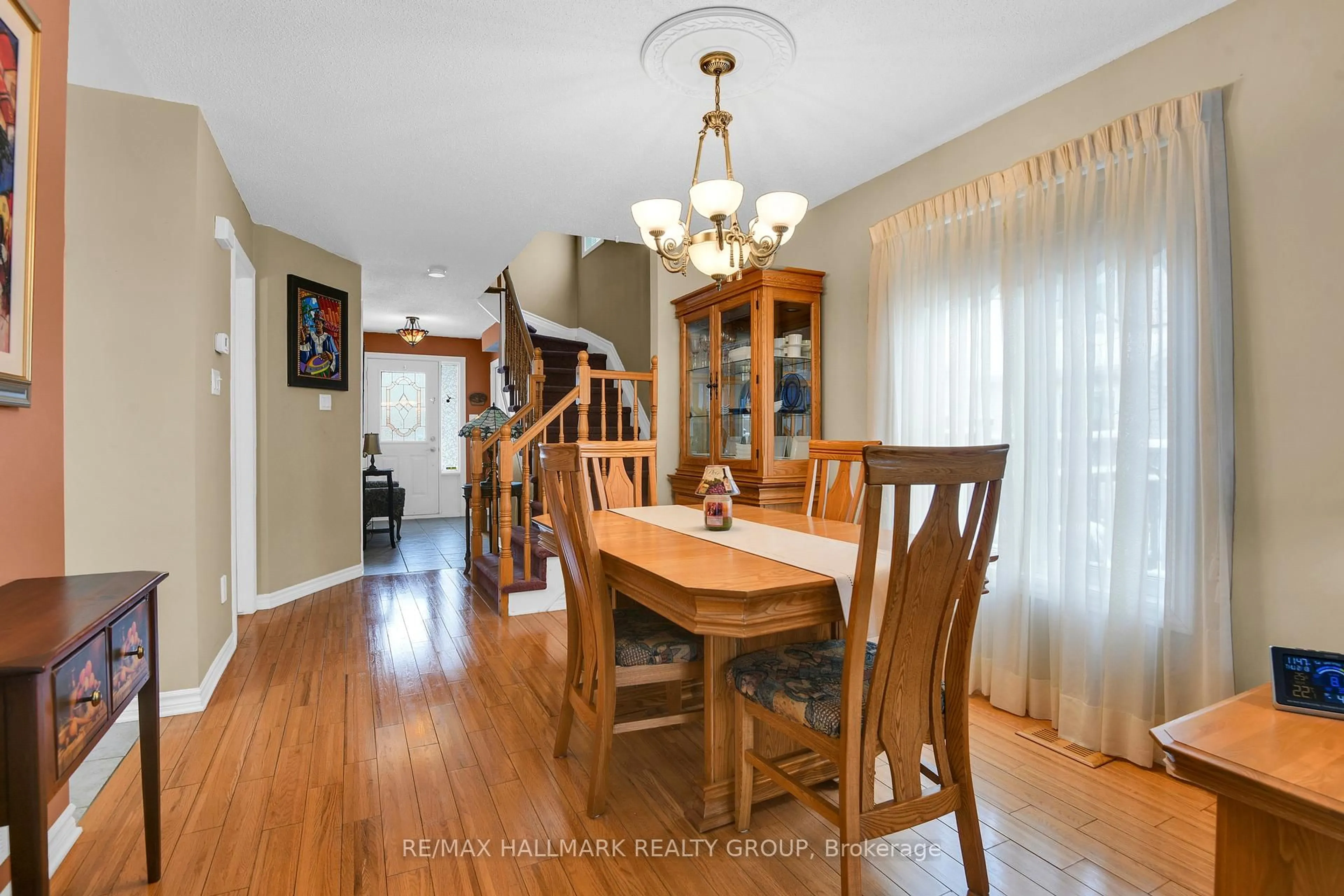 Dining room, wood/laminate floor for 56 Roseanne Lane, Ottawa Ontario K1B 1C2