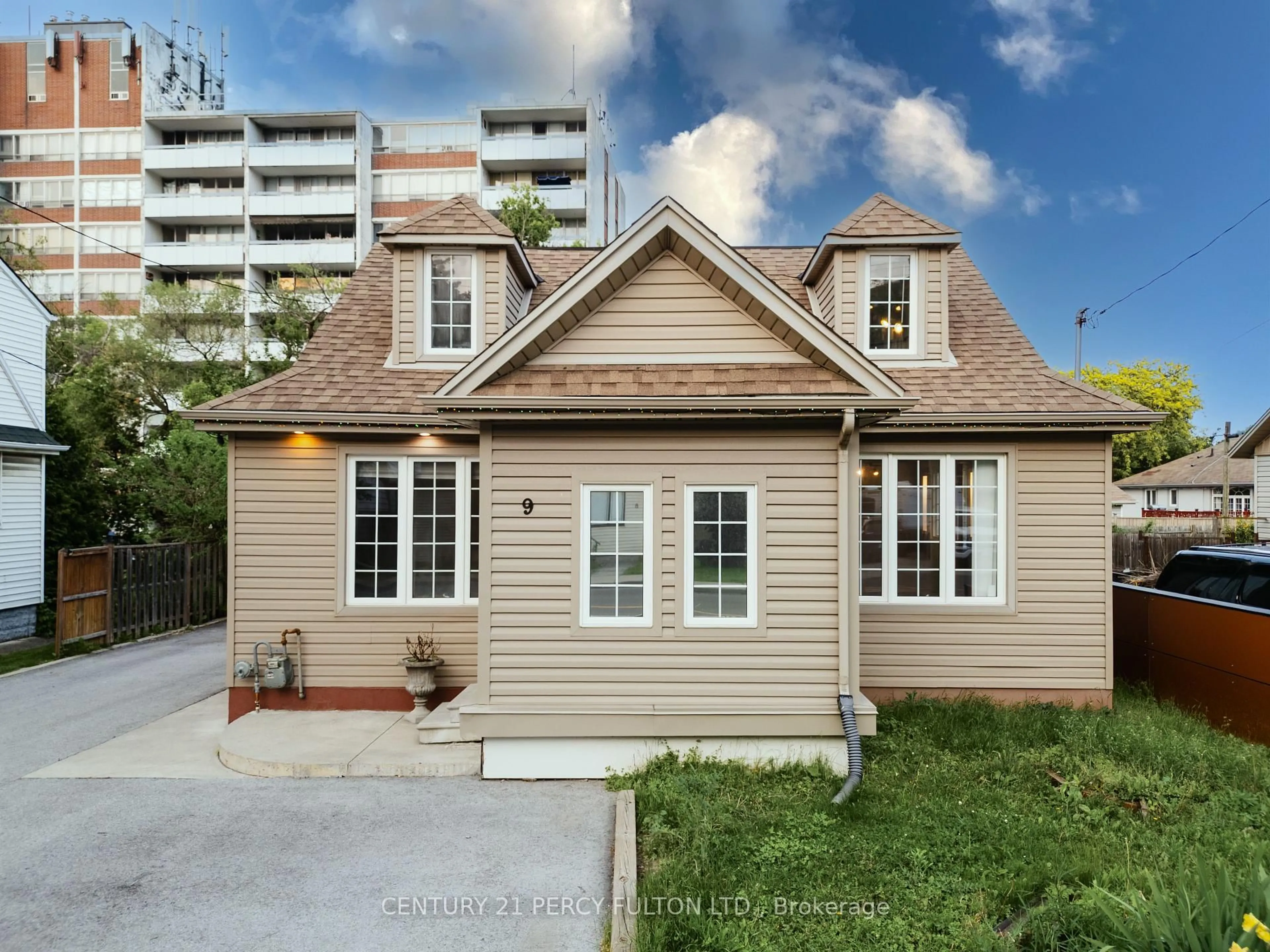 Home with vinyl exterior material, street for 9 New Mountain Rd, Hamilton Ontario L8G 2R4