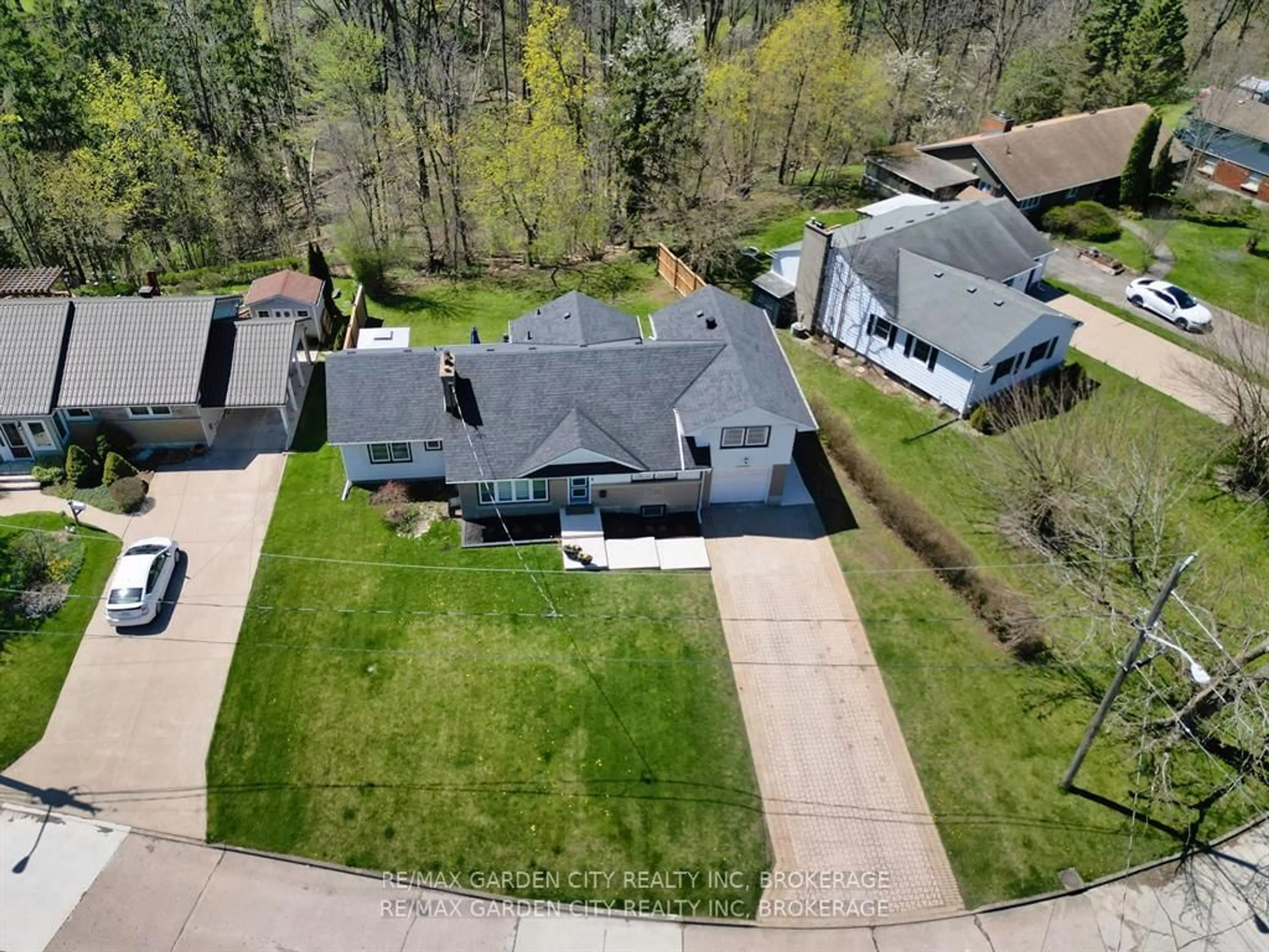 A pic from outside/outdoor area/front of a property/back of a property/a pic from drone, street for 14 Elmridge Dr, St. Catharines Ontario L2T 2A6