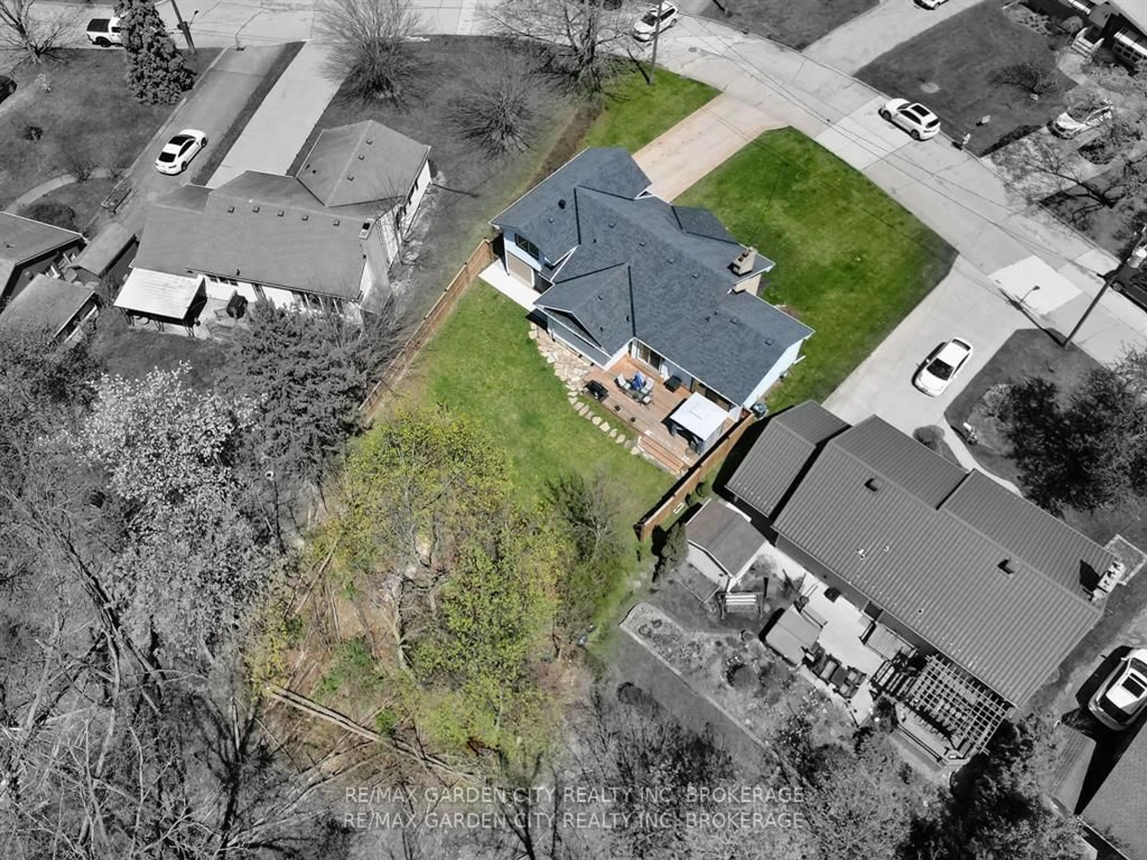 A pic from outside/outdoor area/front of a property/back of a property/a pic from drone, street for 14 Elmridge Dr, St. Catharines Ontario L2T 2A6