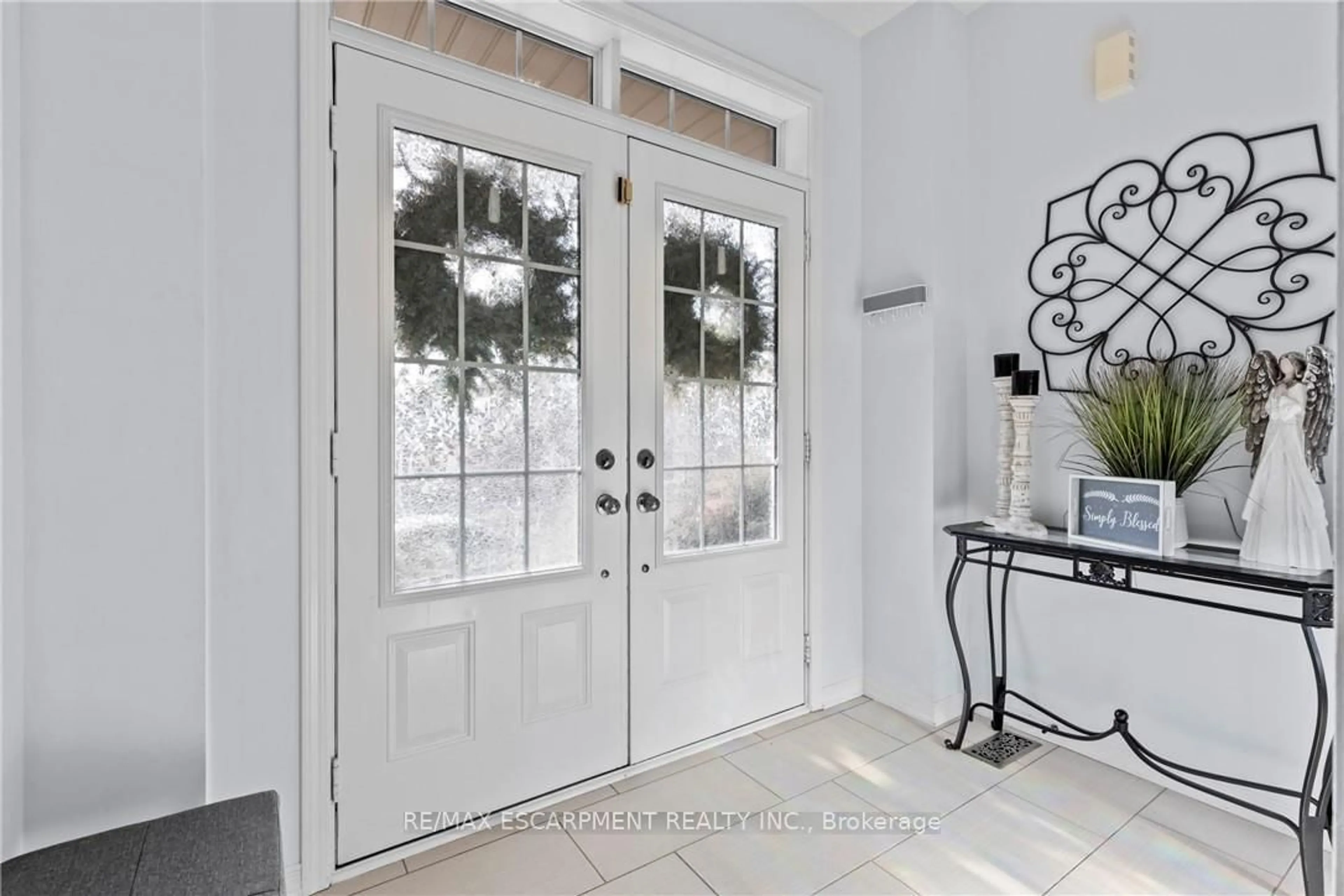 Indoor entryway for 17 Kelso Dr, Haldimand Ontario N3W 2G9