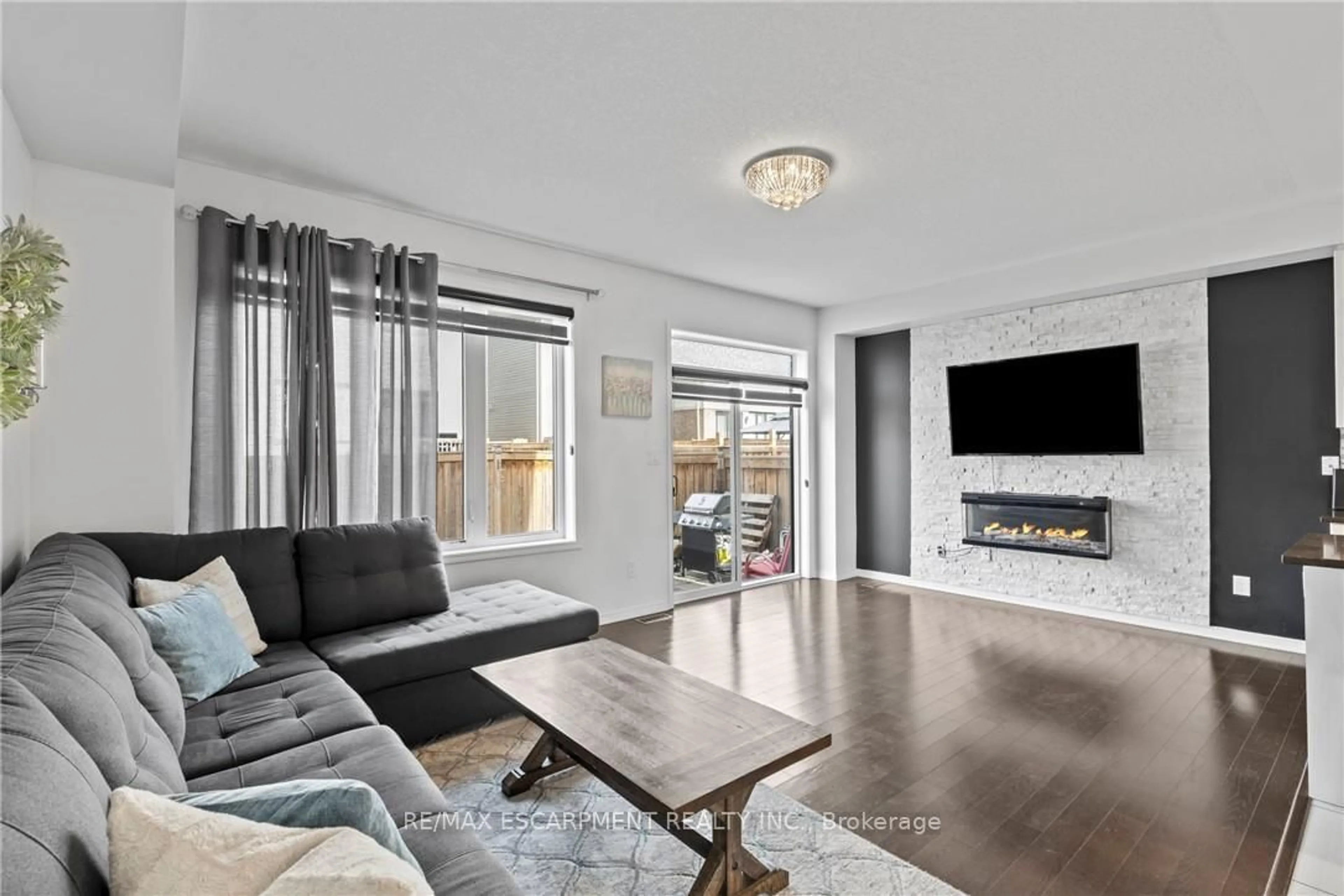 Living room with furniture, wood/laminate floor for 17 Kelso Dr, Haldimand Ontario N3W 2G9