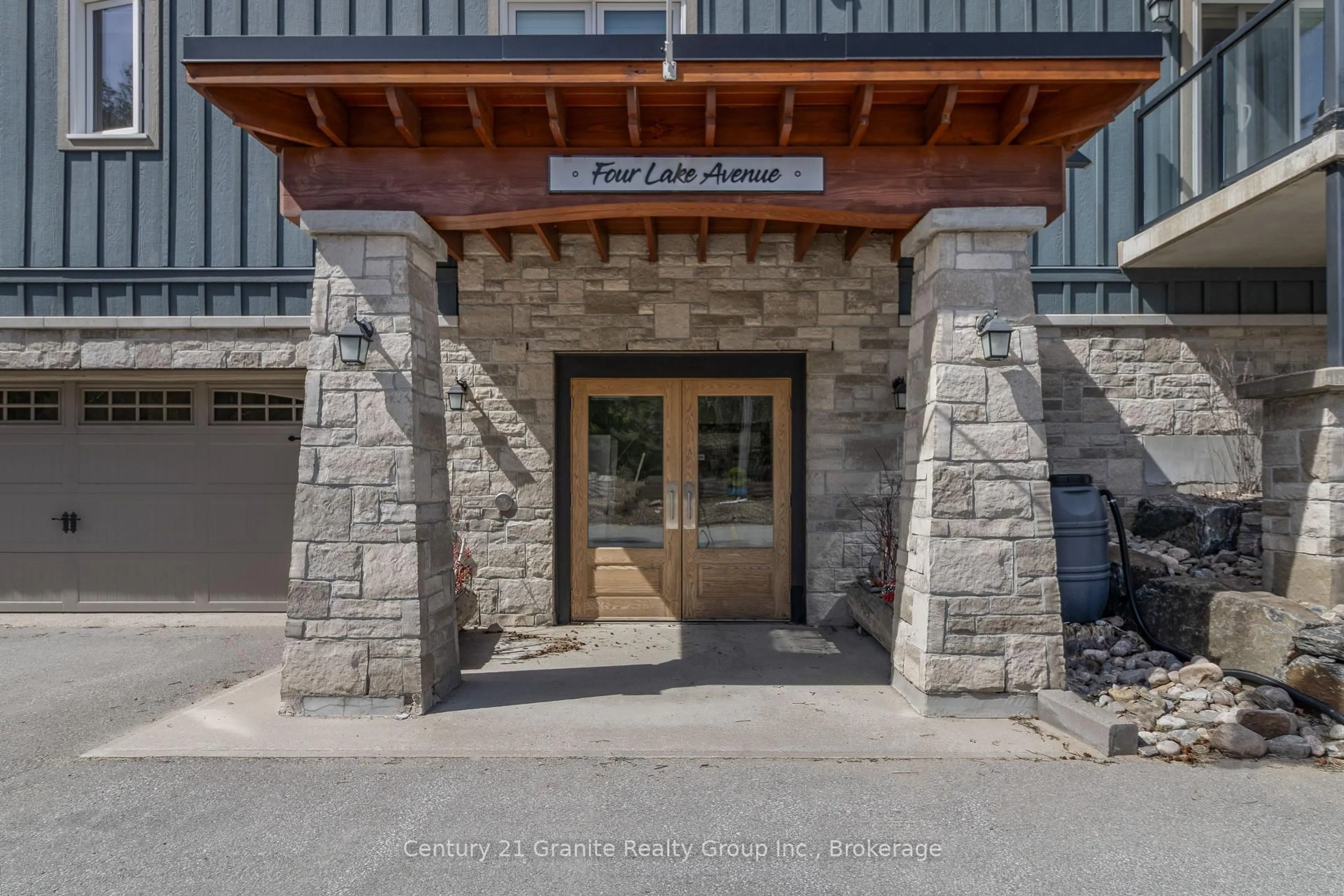 Indoor foyer for 4 Lake Ave #203, Dysart et al Ontario K0M 1S0