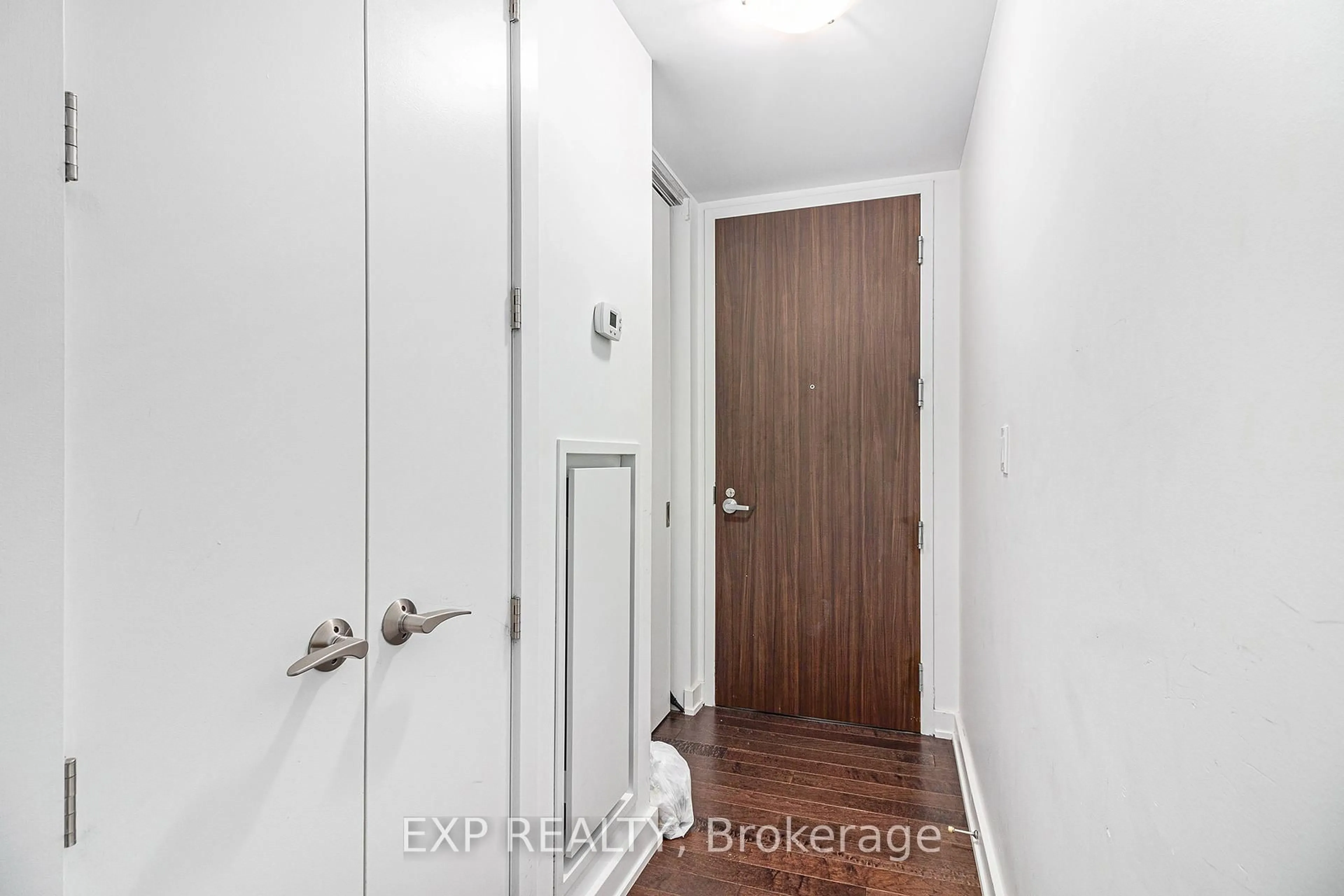 Indoor entryway for 111 Champagne Ave #507, Ottawa Ontario K1S 5V3