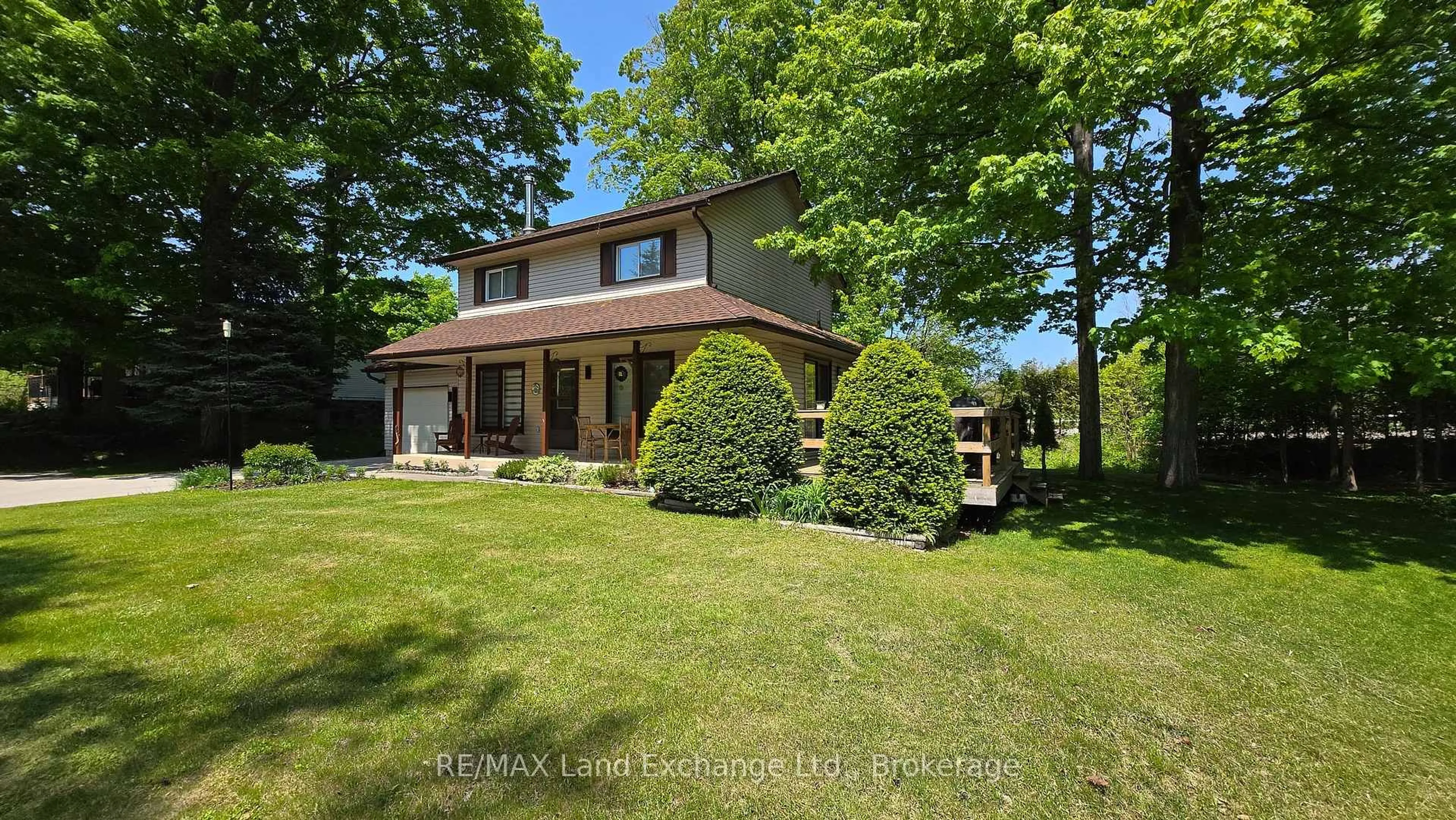 A pic from outside/outdoor area/front of a property/back of a property/a pic from drone, street for 924 Tanglewood Dr, Huron-Kinloss Ontario N2Z 2X3