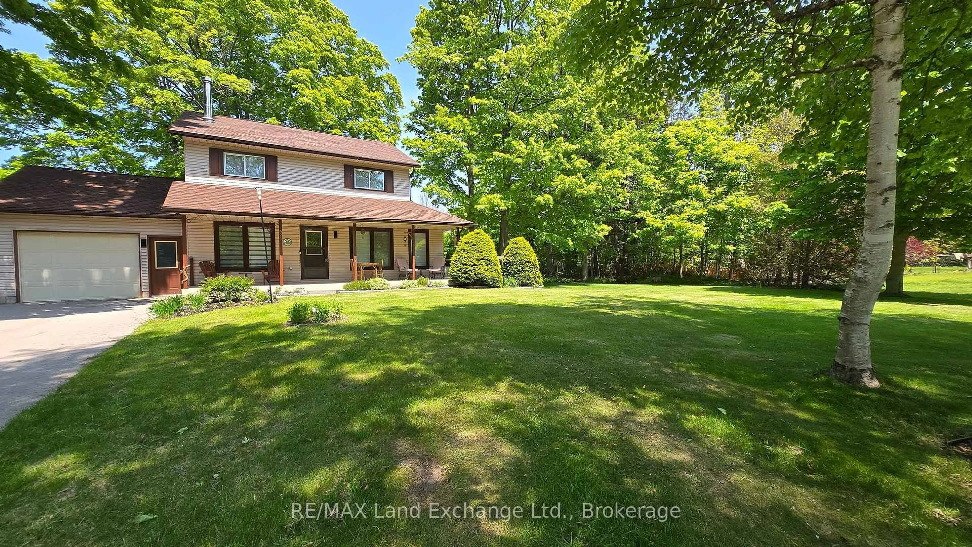 A pic from outside/outdoor area/front of a property/back of a property/a pic from drone, unknown for 924 Tanglewood Dr, Huron-Kinloss Ontario N2Z 2X3
