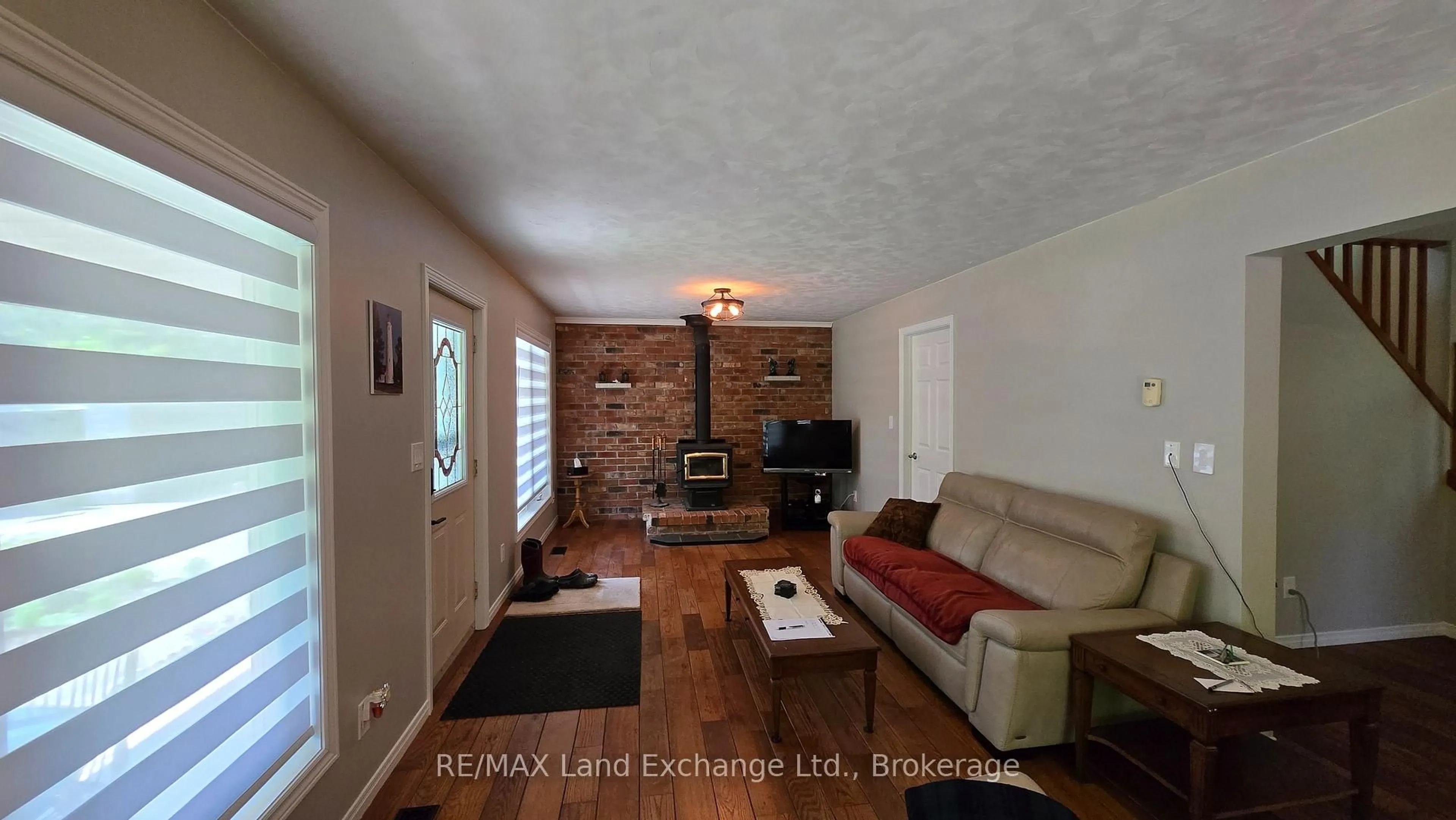 Living room with furniture, wood/laminate floor for 924 Tanglewood Dr, Huron-Kinloss Ontario N2Z 2X3
