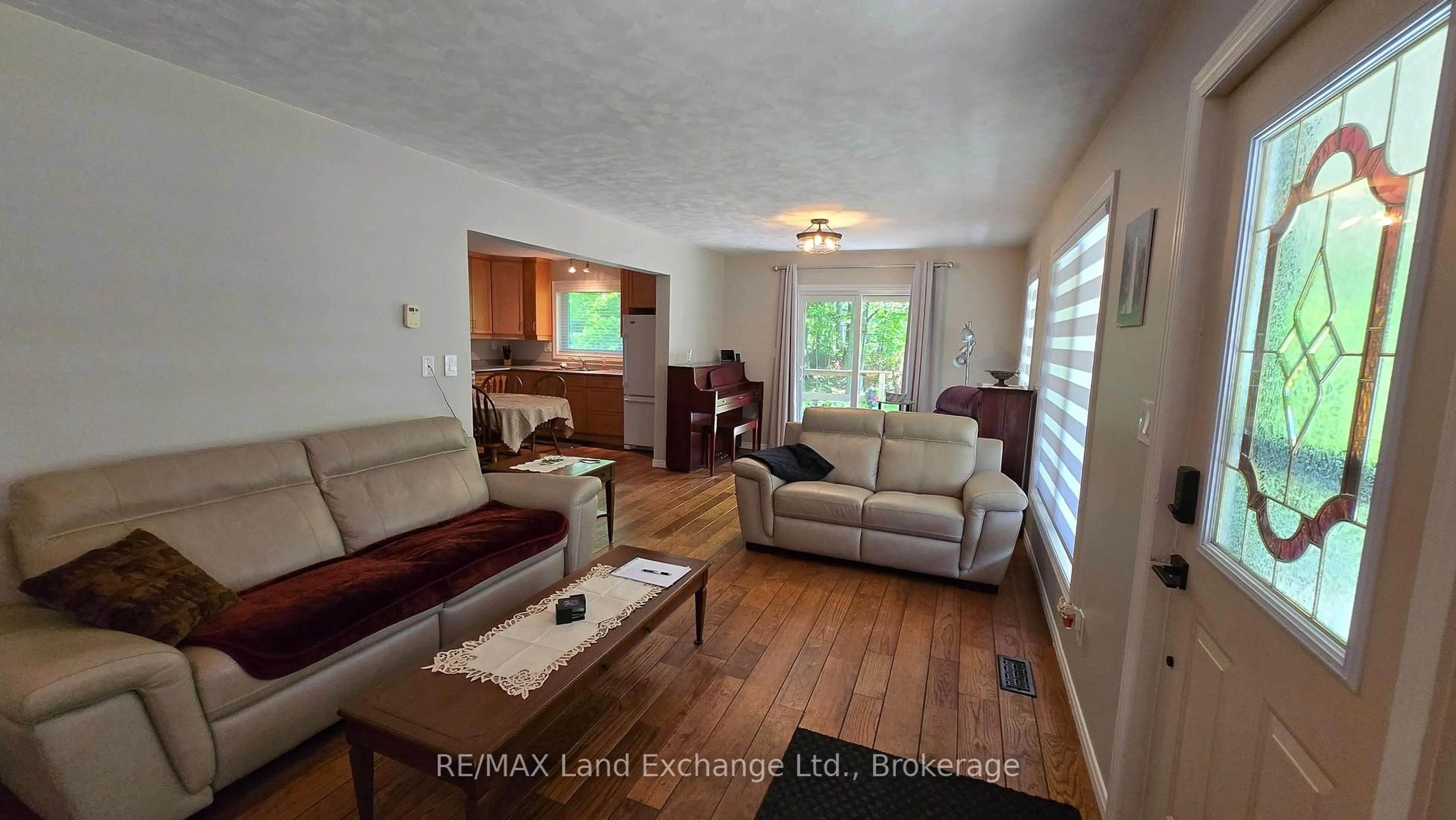 Living room with furniture, wood/laminate floor for 924 Tanglewood Dr, Huron-Kinloss Ontario N2Z 2X3