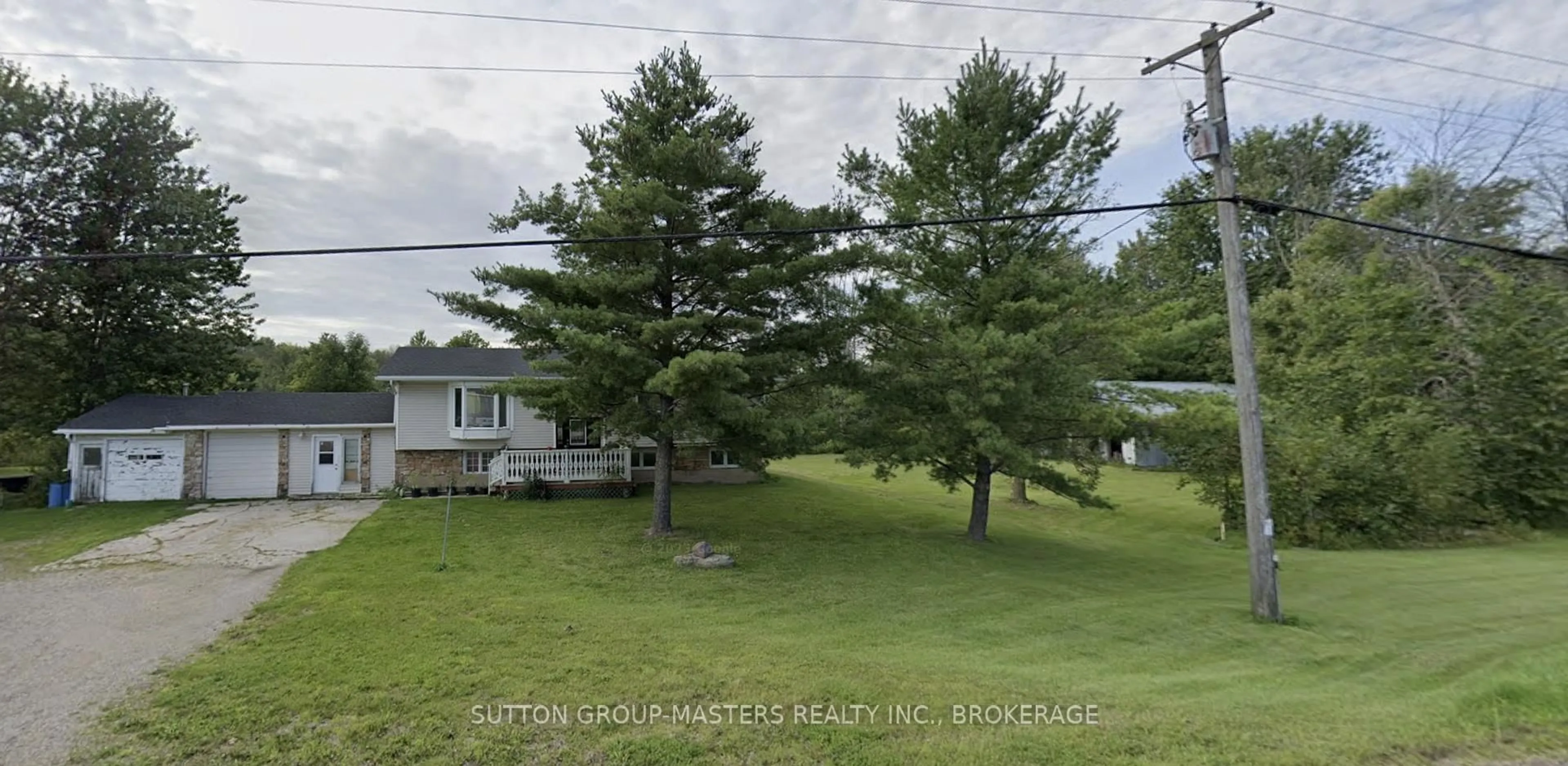 A pic from outside/outdoor area/front of a property/back of a property/a pic from drone, unknown for 390 Lyndhurst Rd, Leeds and the Thousand Islands Ontario K0E 1N0