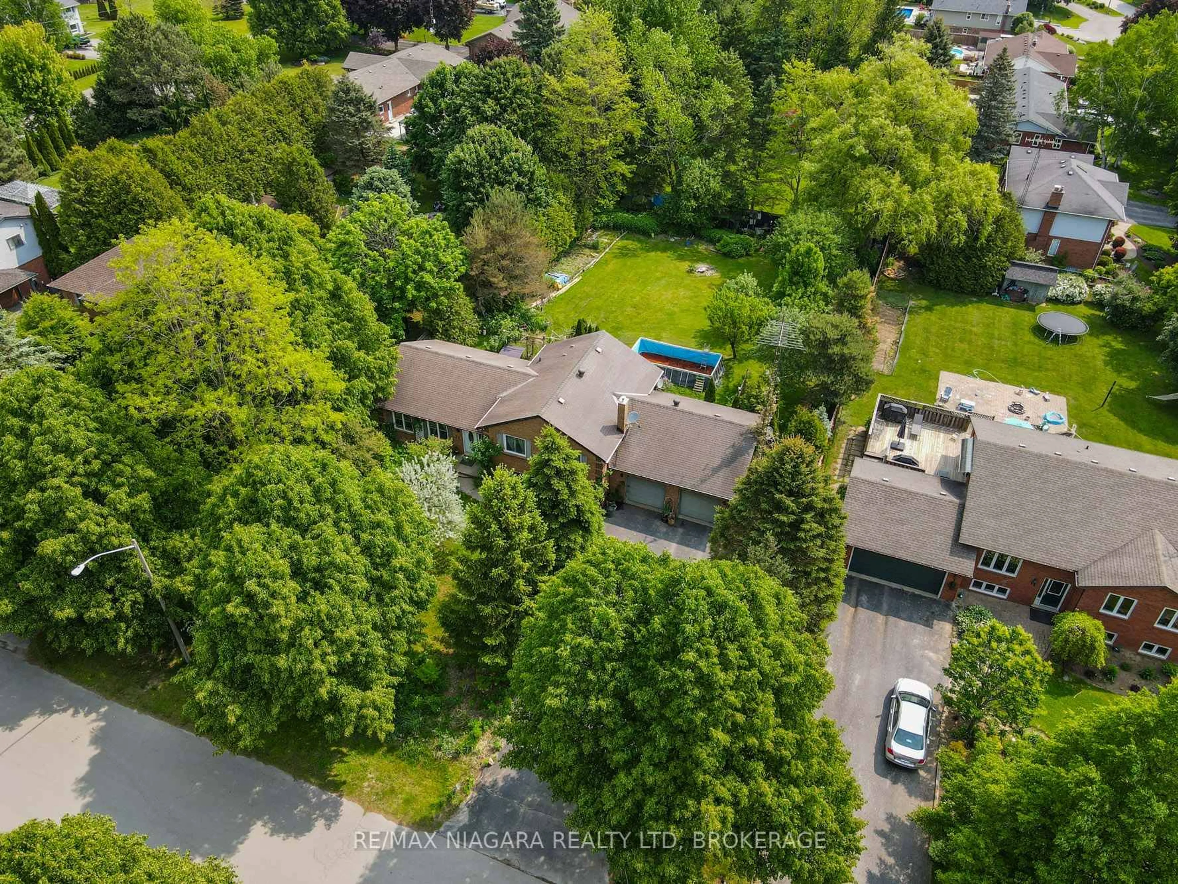 A pic from outside/outdoor area/front of a property/back of a property/a pic from drone, street for 10 Beverly Glen Dr, Hamilton Ontario L0R 1T0