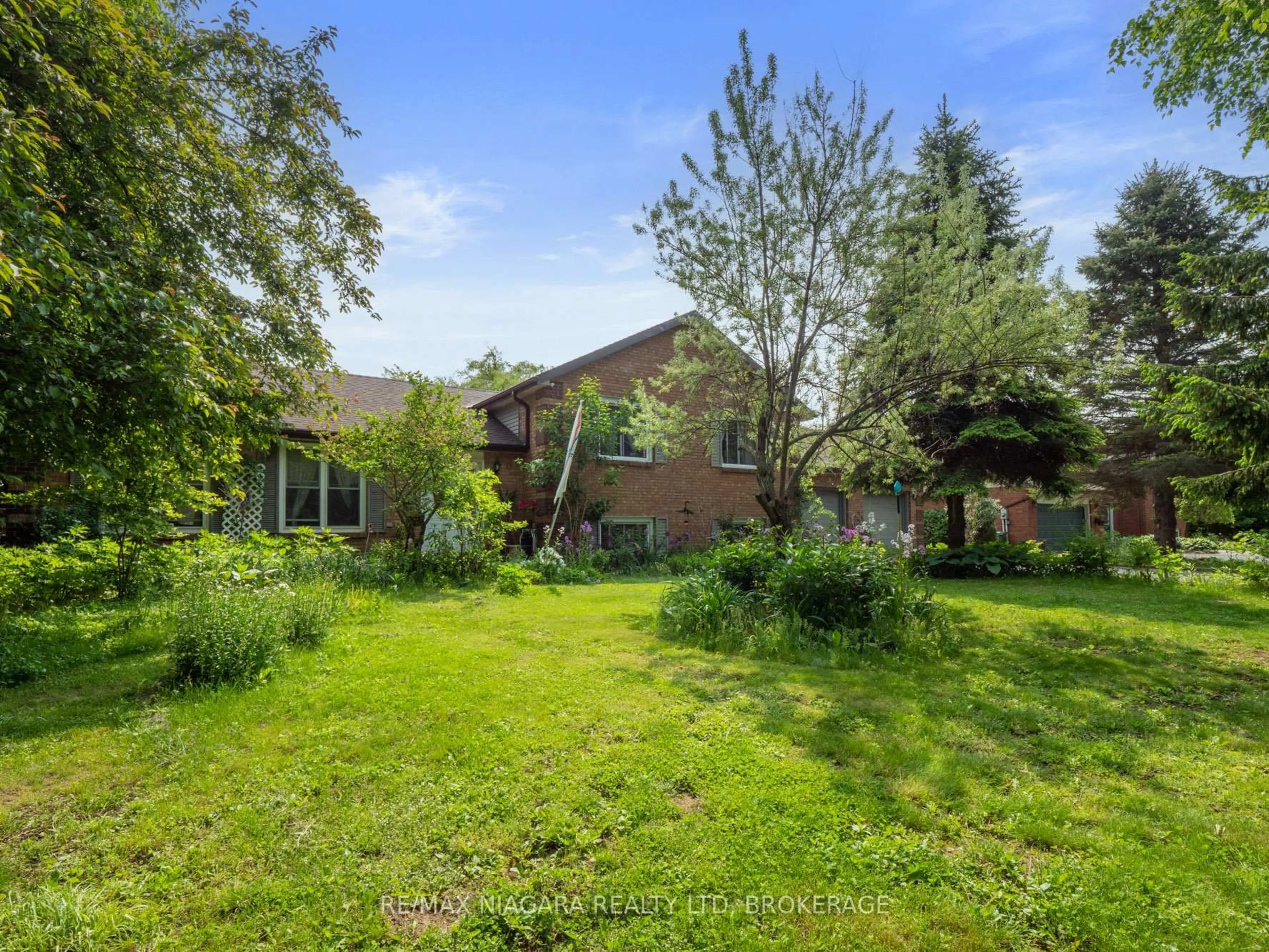 A pic from outside/outdoor area/front of a property/back of a property/a pic from drone, unknown for 10 Beverly Glen Dr, Hamilton Ontario L0R 1T0