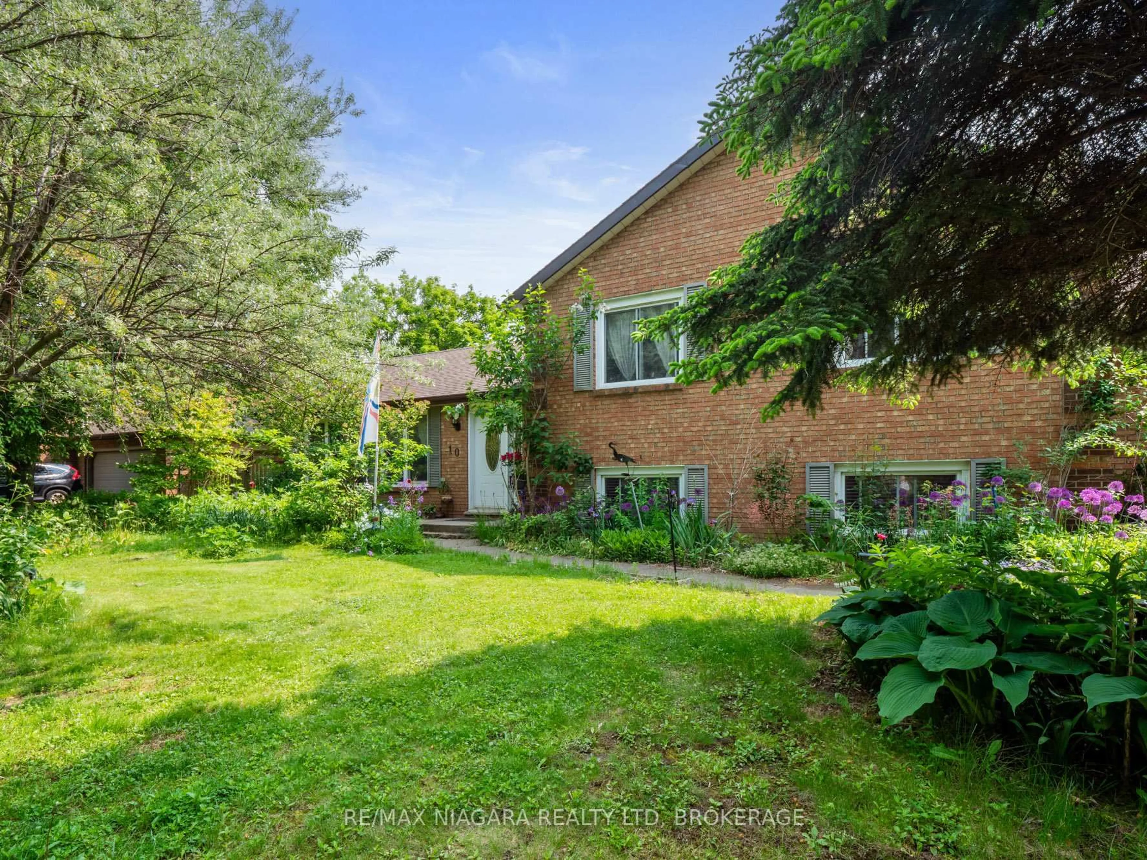 A pic from outside/outdoor area/front of a property/back of a property/a pic from drone, street for 10 Beverly Glen Dr, Hamilton Ontario L0R 1T0