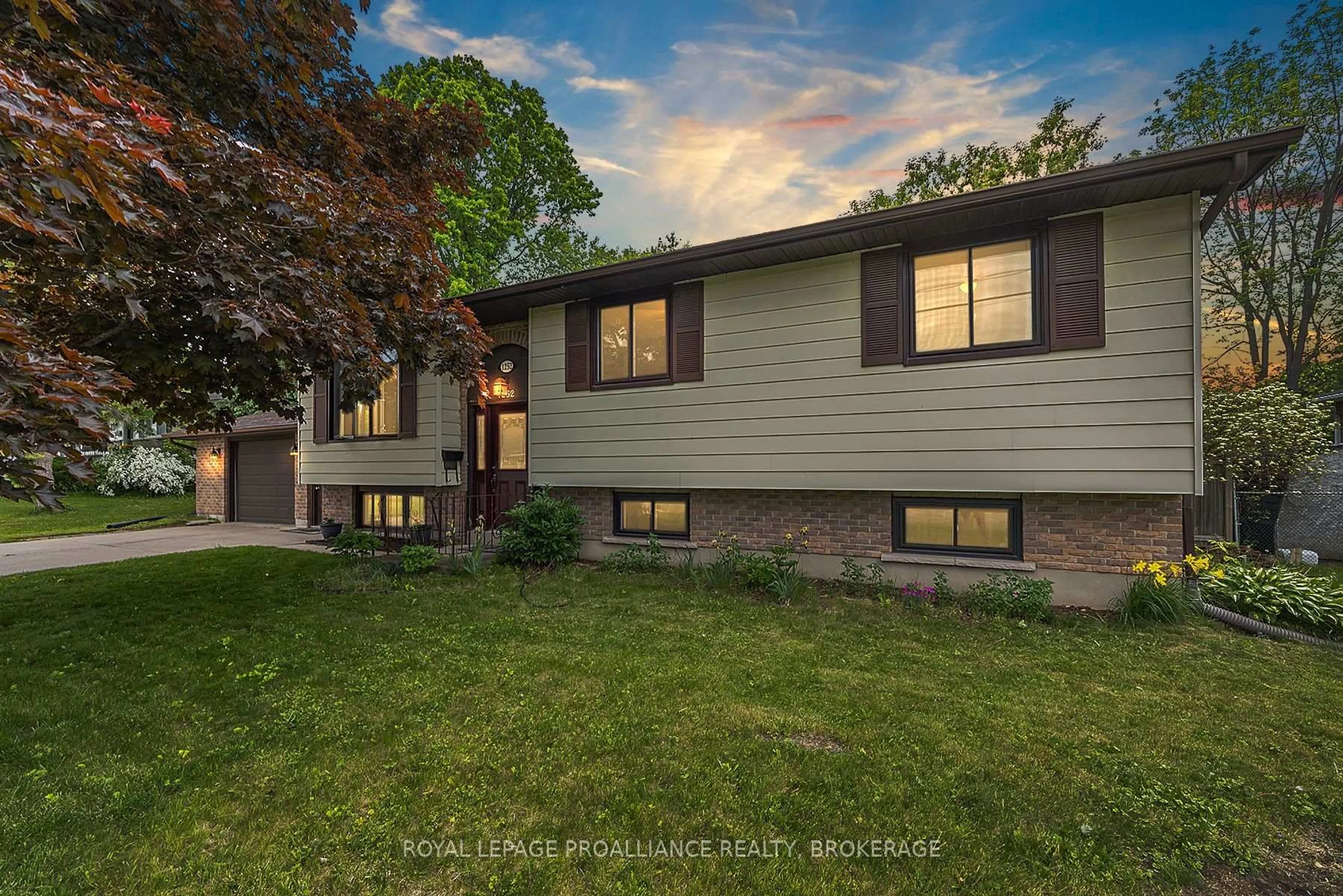 Home with vinyl exterior material, street for 1252 Lashford St, Kingston Ontario K7M 5J3