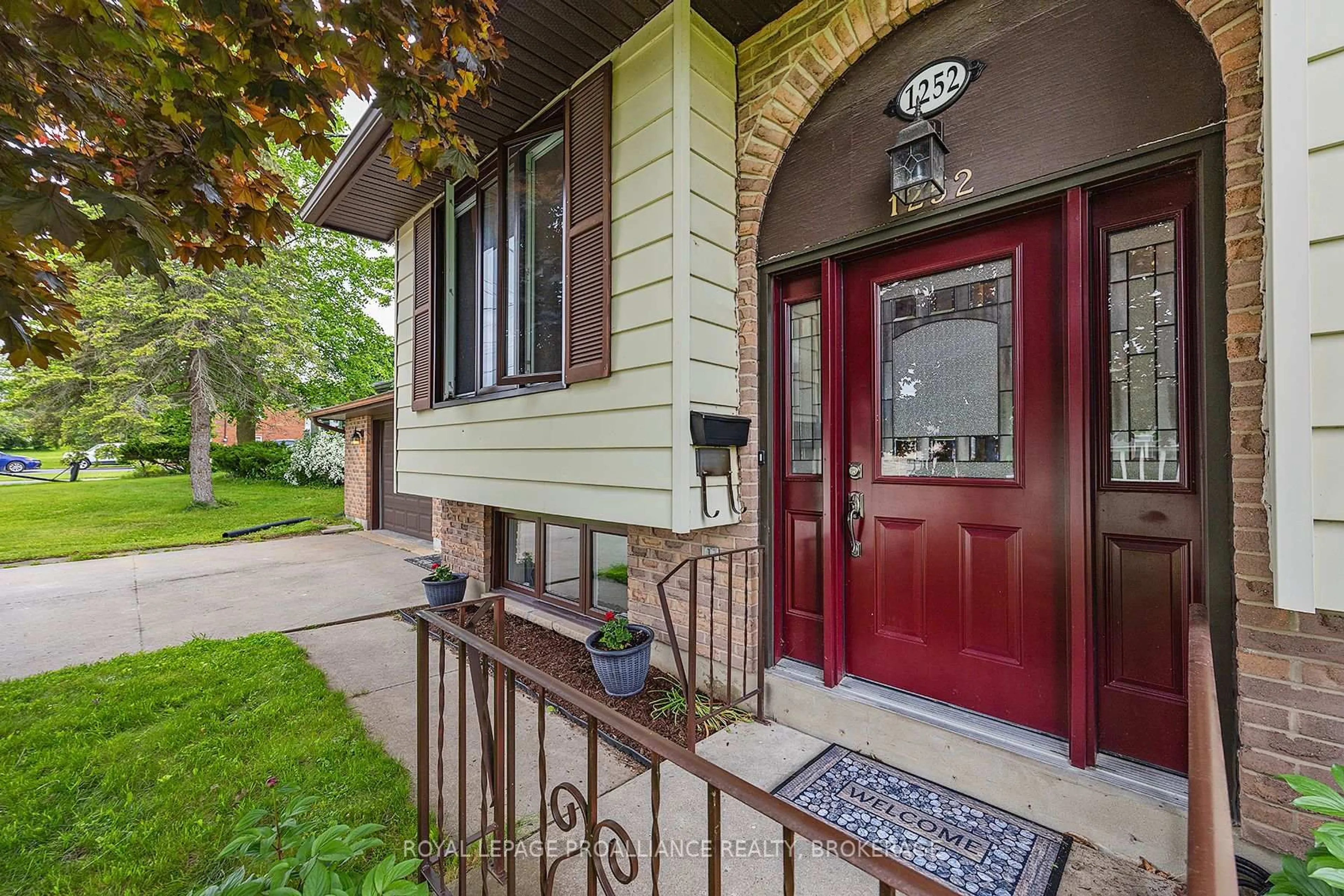Indoor entryway for 1252 Lashford St, Kingston Ontario K7M 5J3