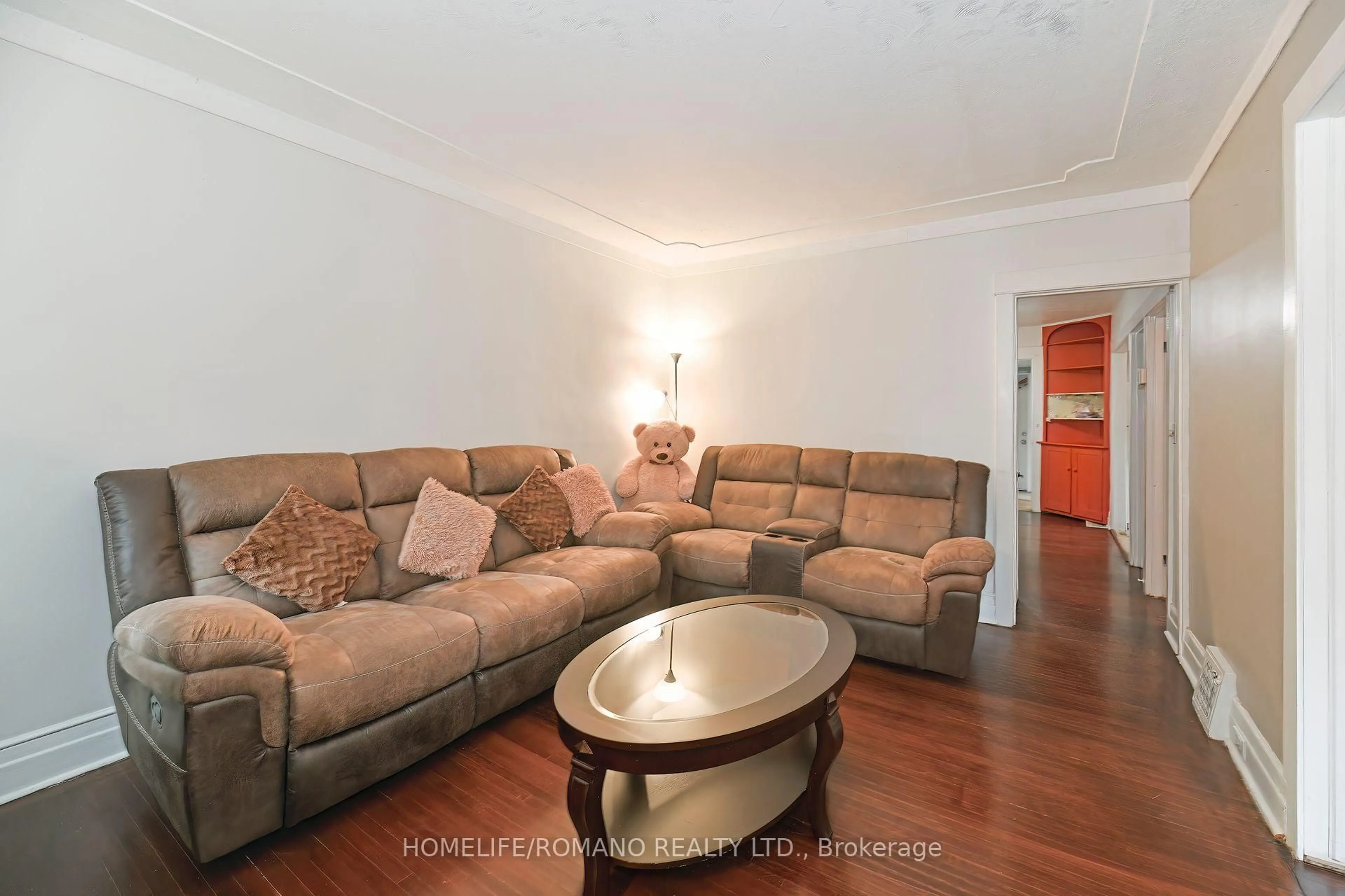 Living room with furniture, unknown for 45 Wexford Ave, Hamilton Ontario L8H 4M2