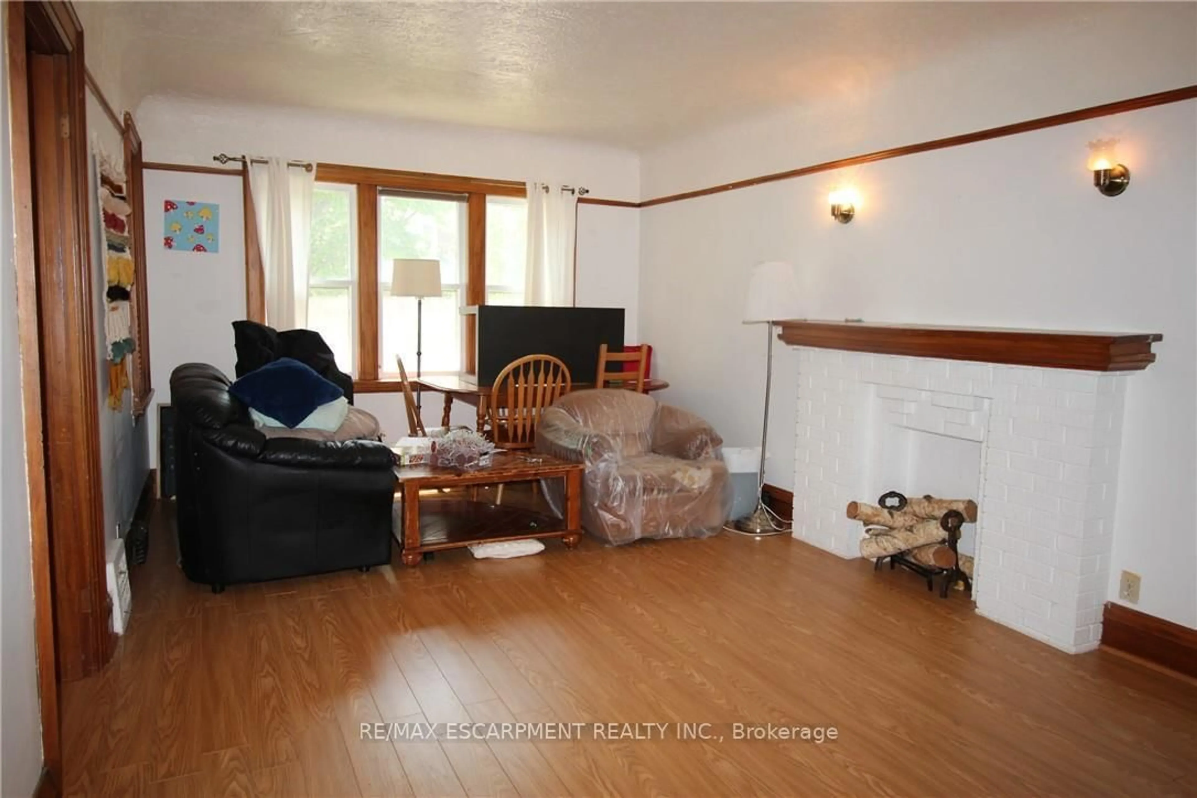 Living room with furniture, wood/laminate floor for 29 Dromore Cres, Hamilton Ontario L8S 4A8