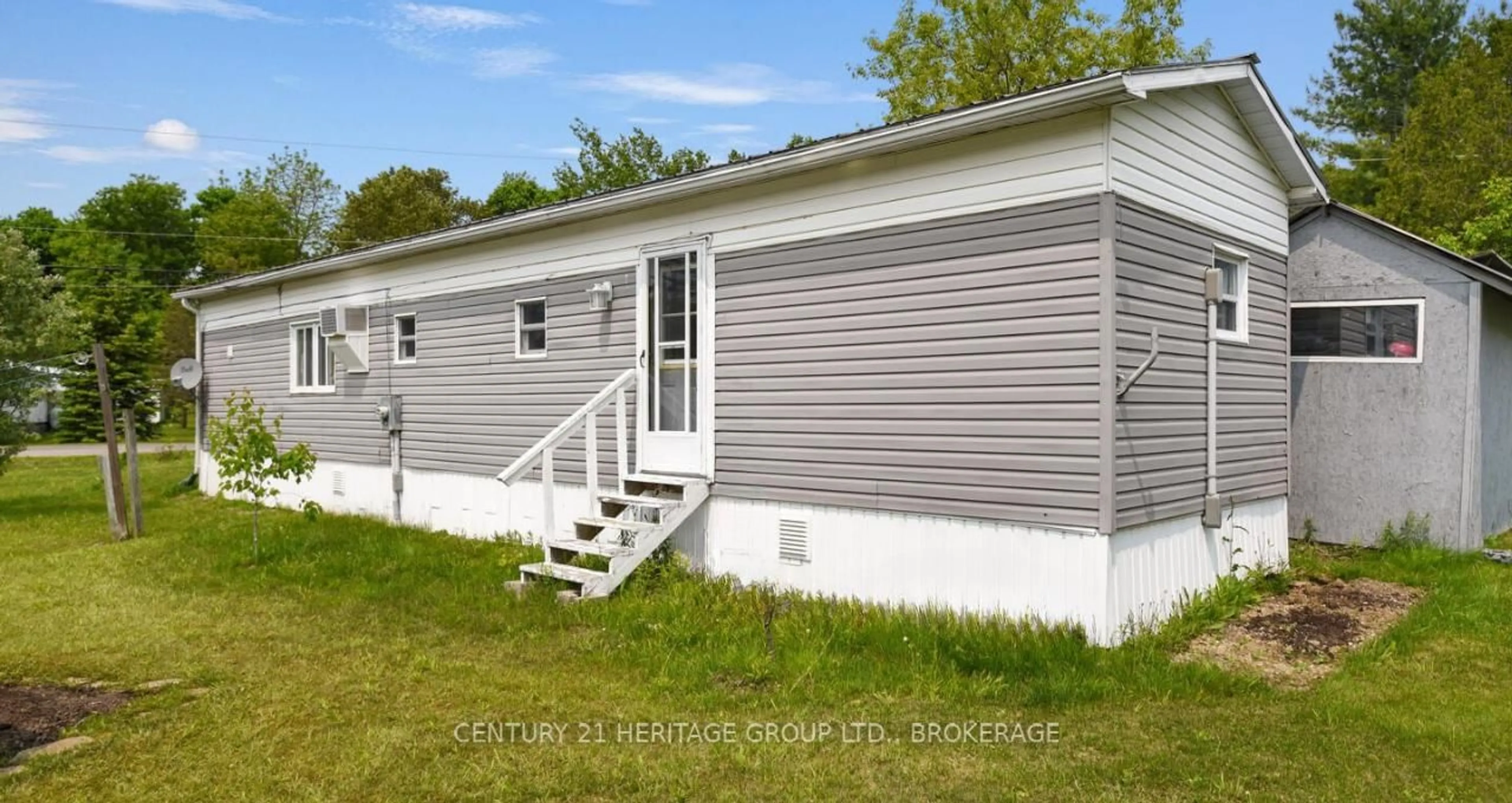 Home with vinyl exterior material, unknown for 9 Wilson St, Rideau Lakes Ontario K0G 1E0