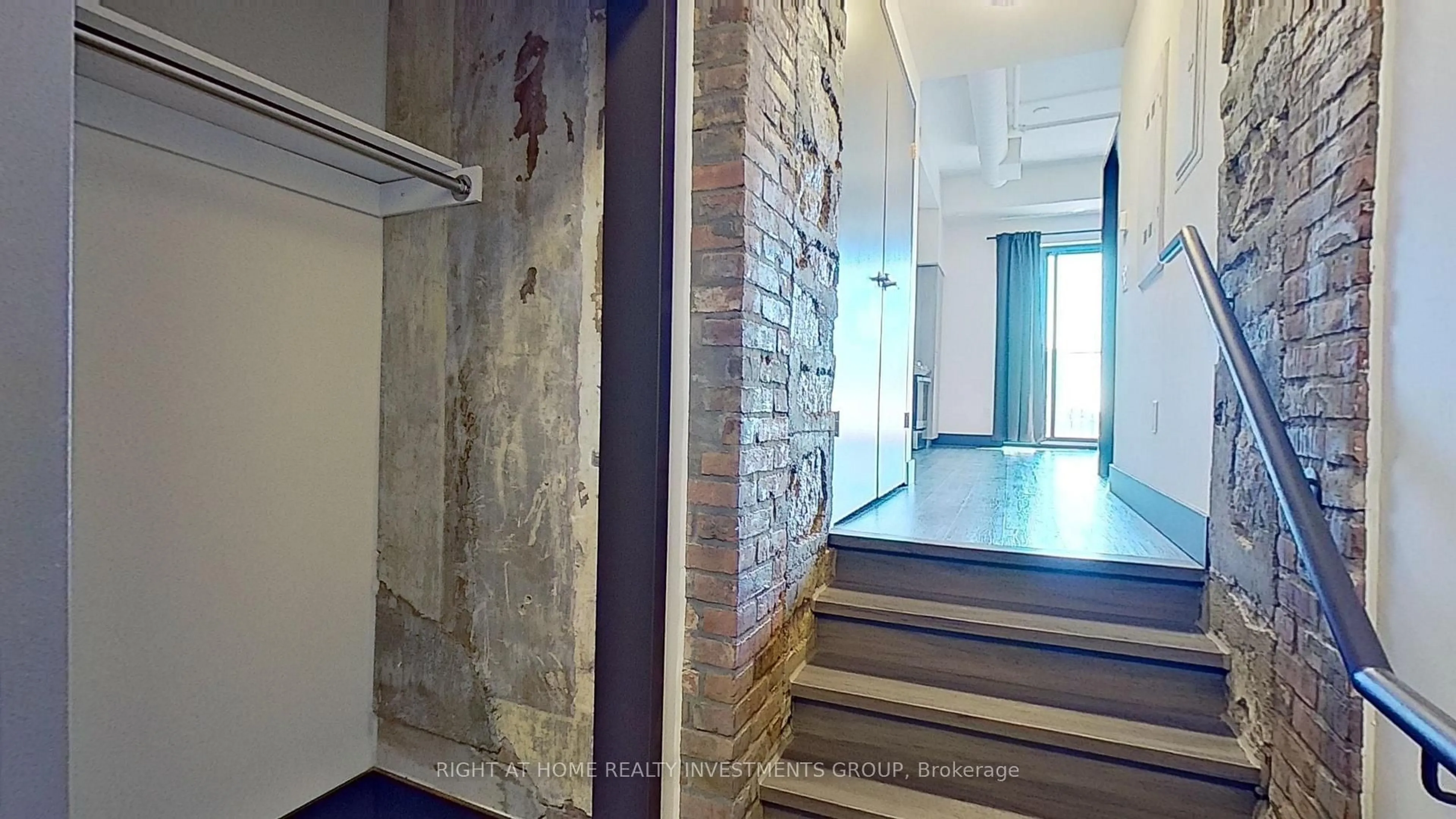 Indoor foyer for 121 King St #306, Hamilton Ontario L8N 1A9