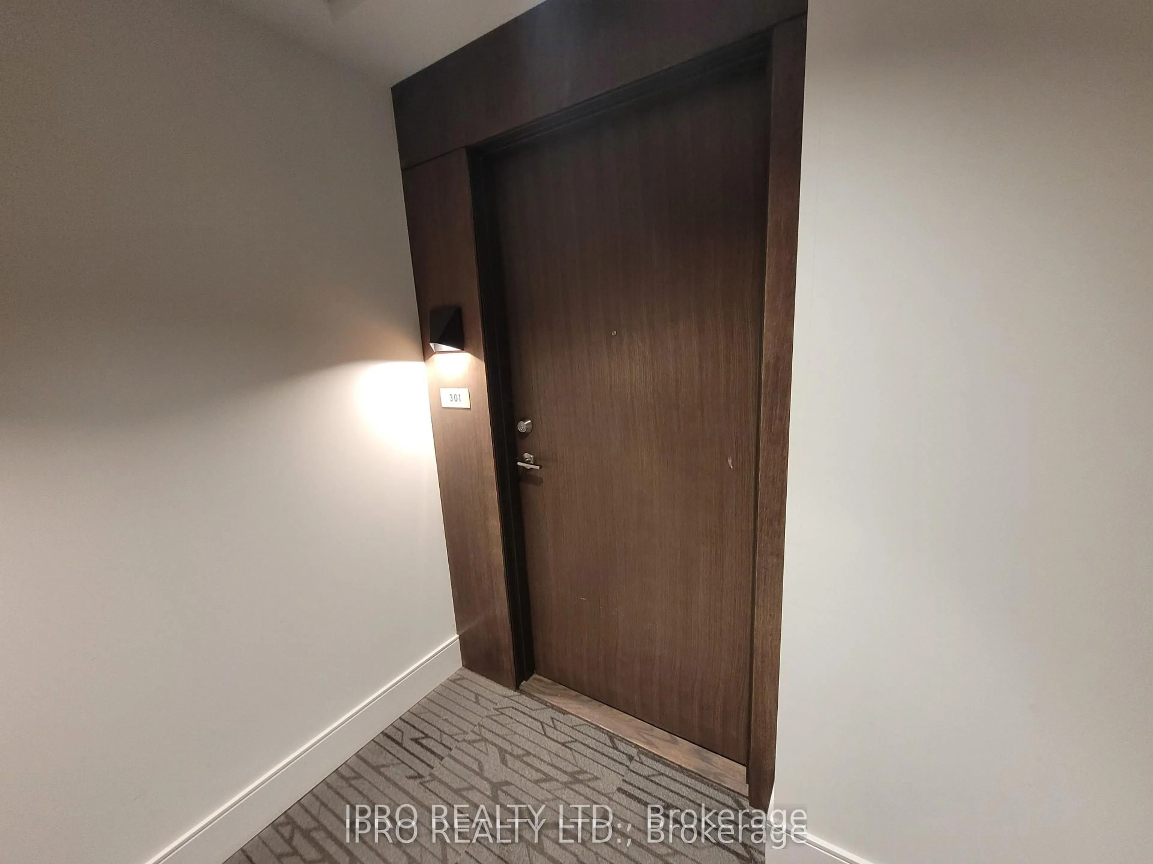 Indoor entryway for 16 Markle Cres #301, Hamilton Ontario L9G 0H4
