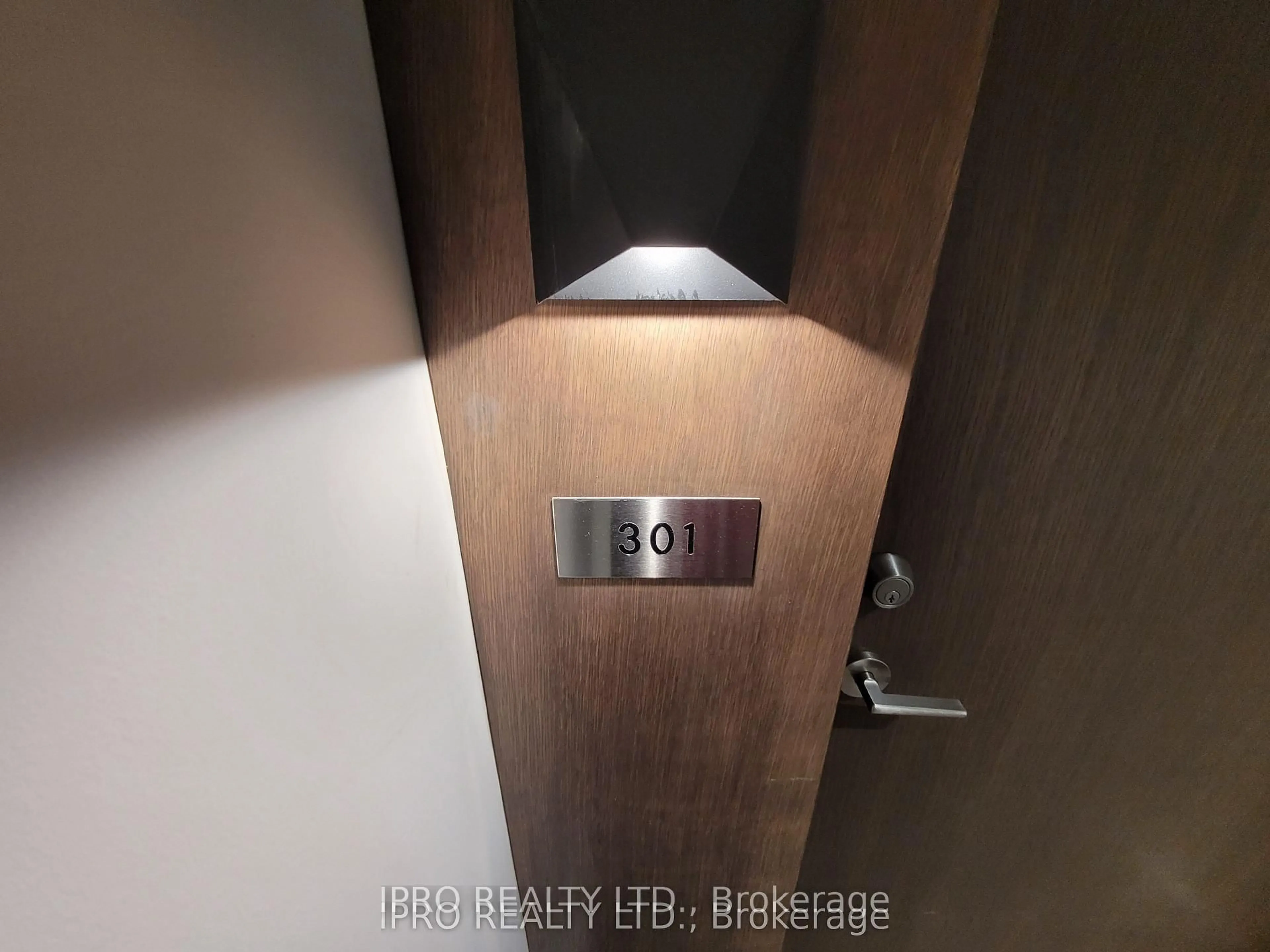 Indoor foyer for 16 Markle Cres #301, Hamilton Ontario L9G 0H4