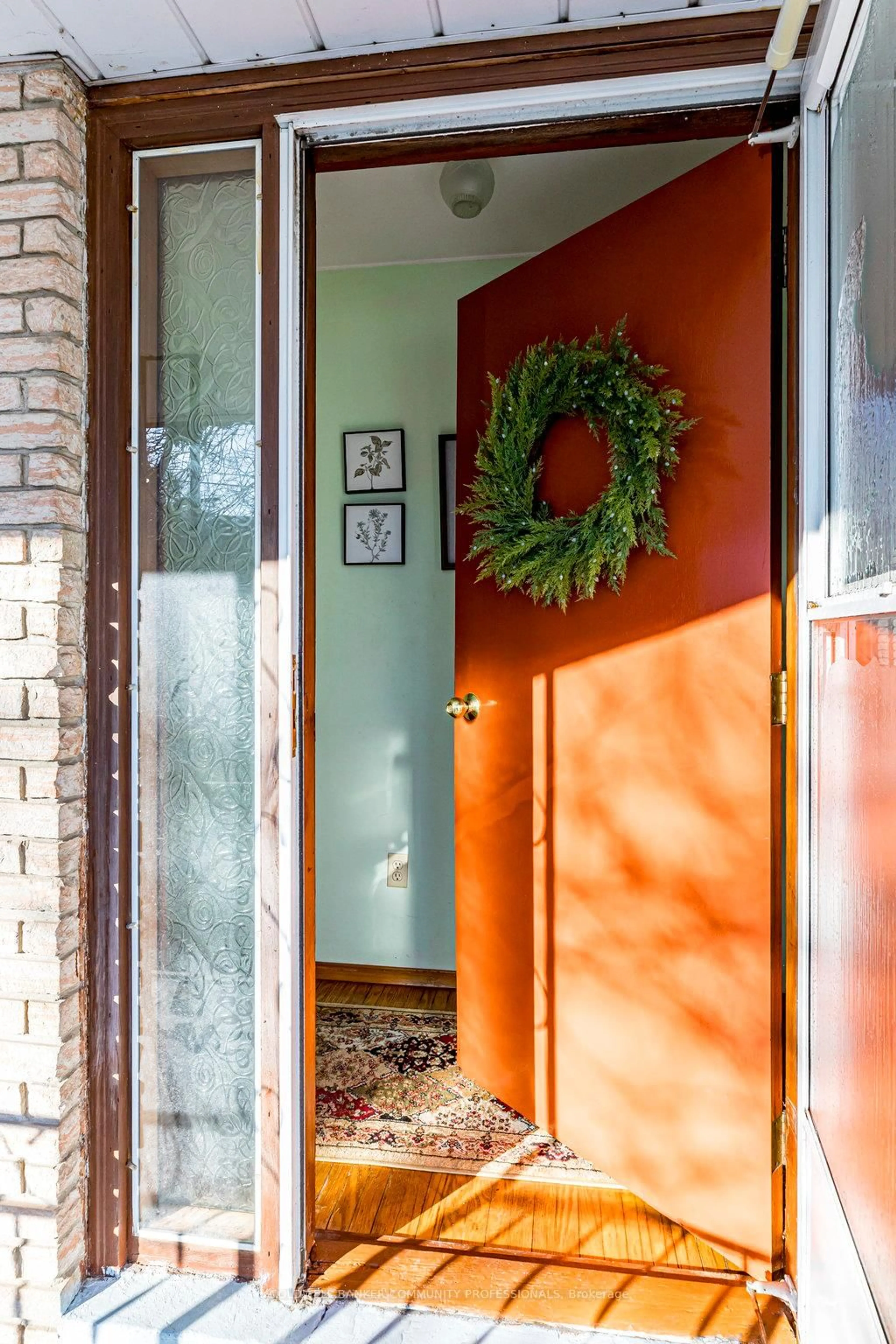 Indoor entryway for 16 Elm Ave, Hamilton Ontario L8G 2W1