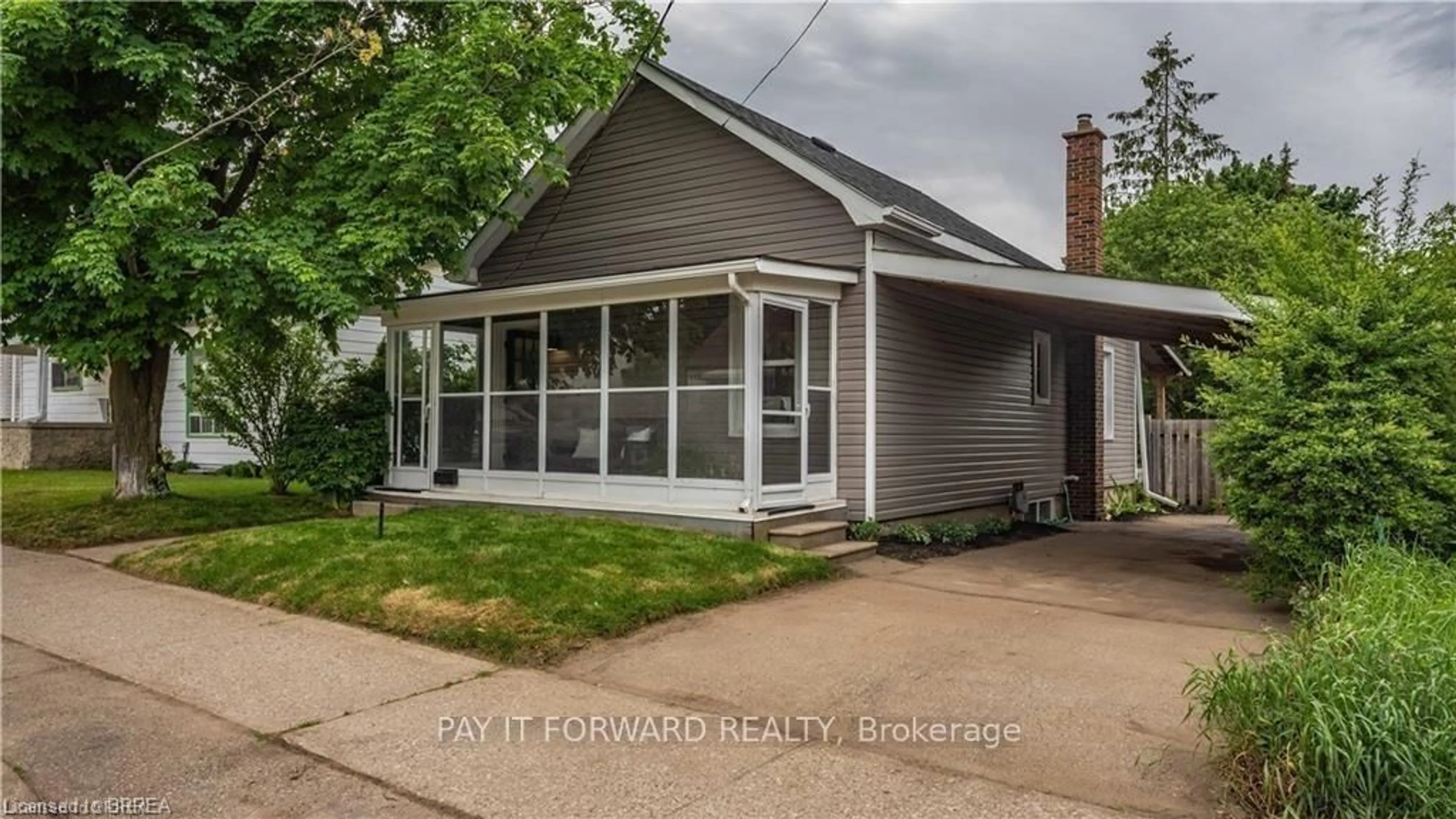 Home with vinyl exterior material, street for 224 Sydenham St, Brantford Ontario N3R 3Z7