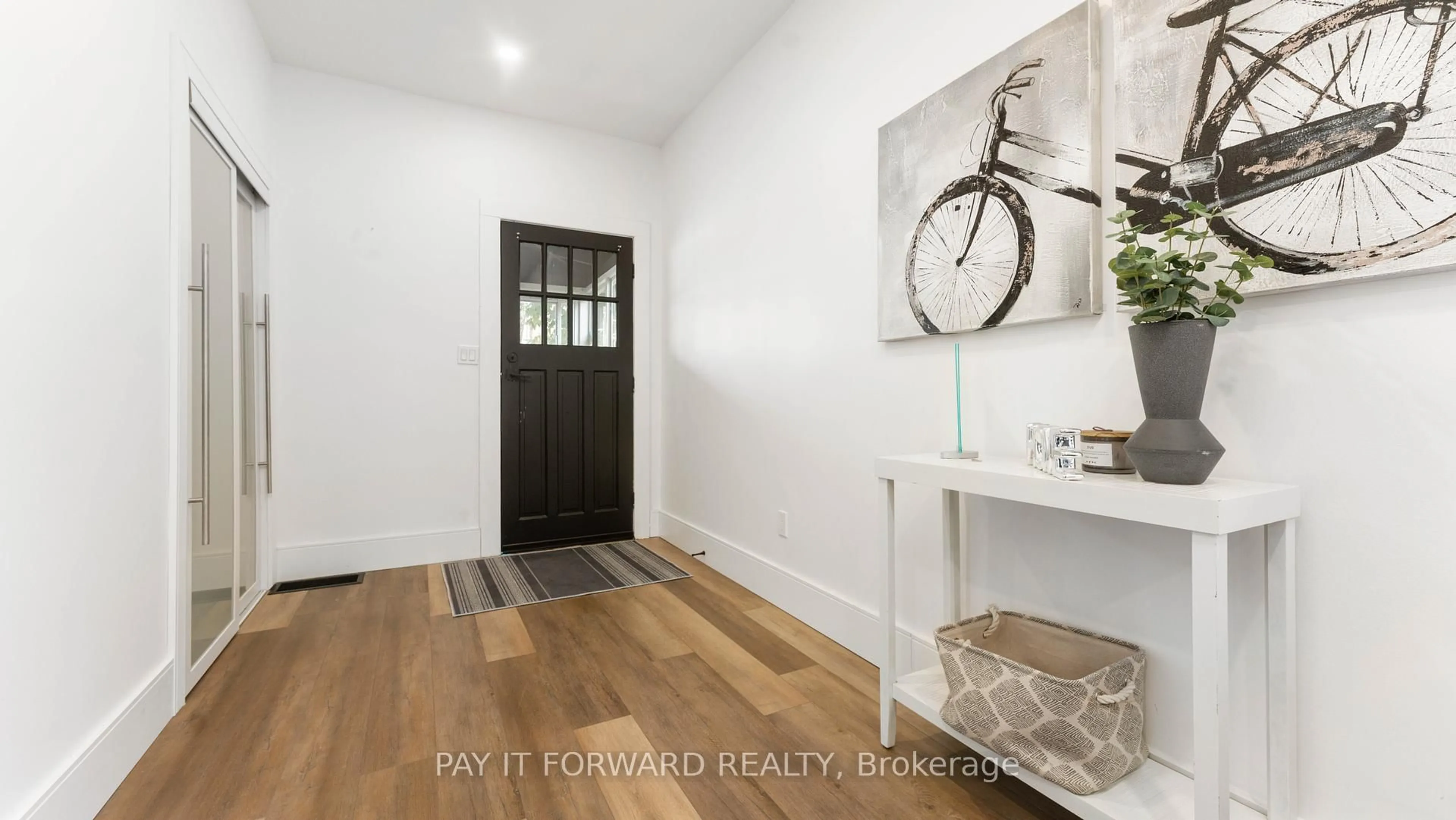 Indoor entryway for 224 Sydenham St, Brantford Ontario N3R 3Z7