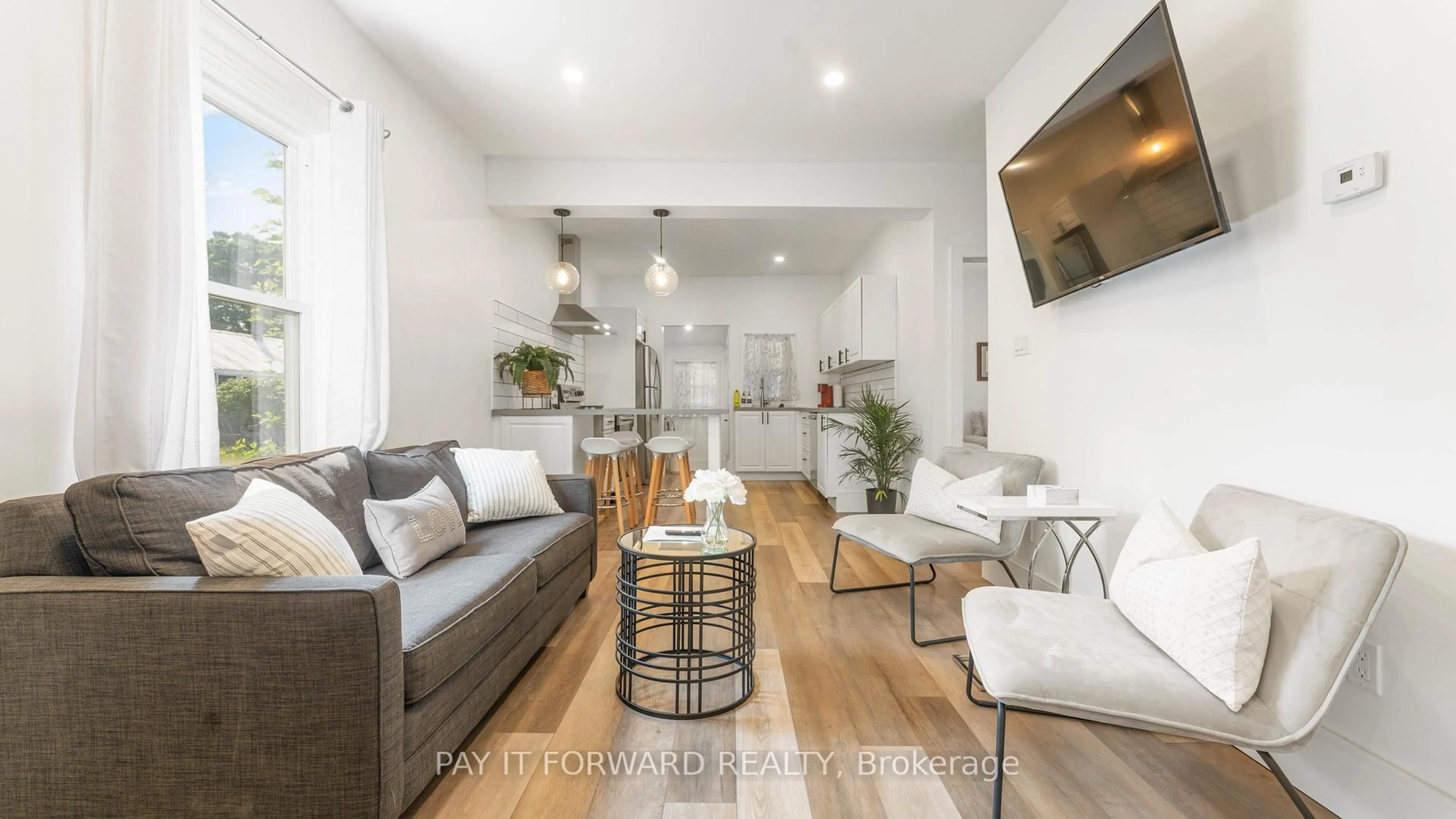 Living room with furniture, wood/laminate floor for 224 Sydenham St, Brantford Ontario N3R 3Z7