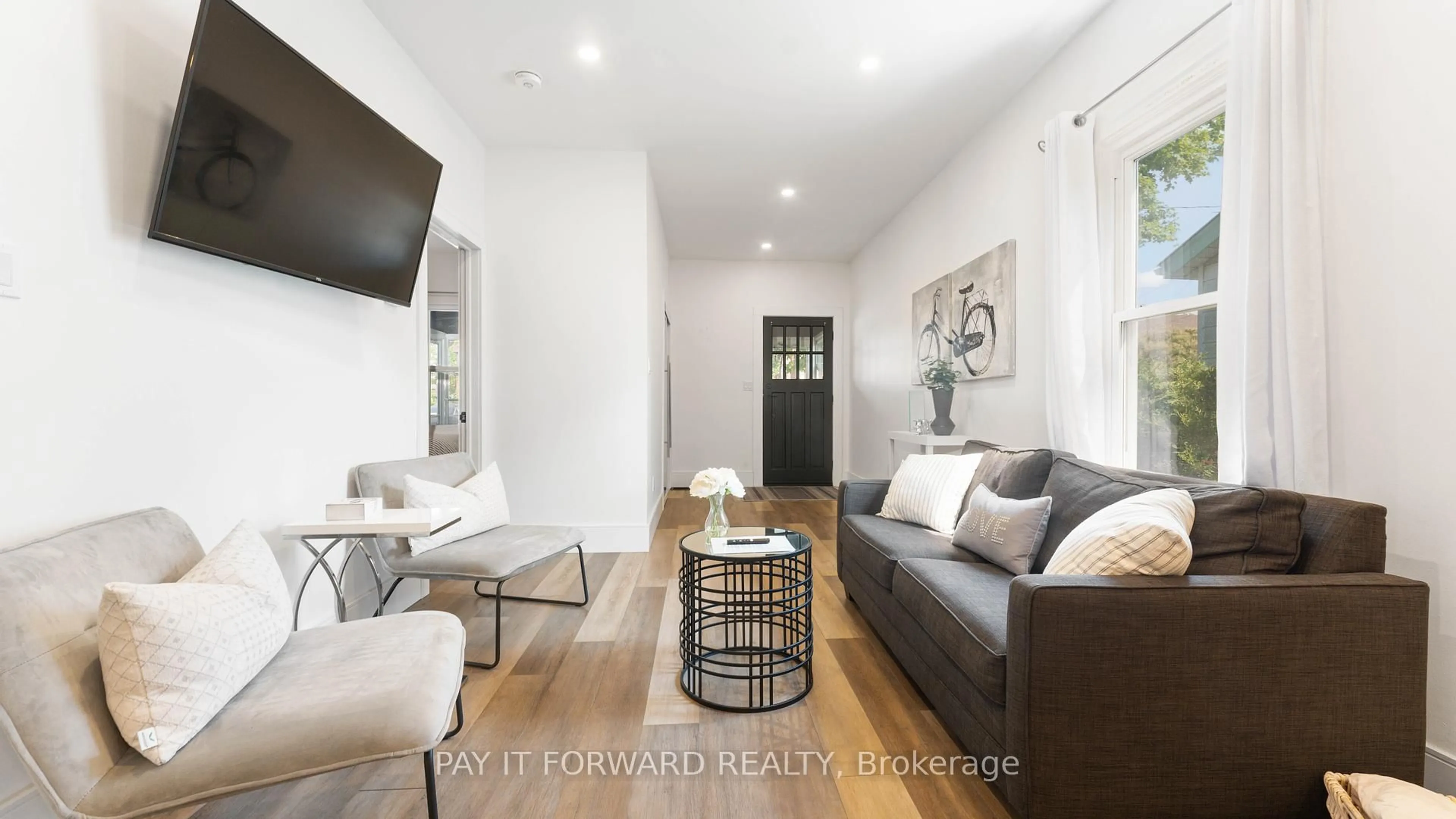 Living room with furniture, wood/laminate floor for 224 Sydenham St, Brantford Ontario N3R 3Z7