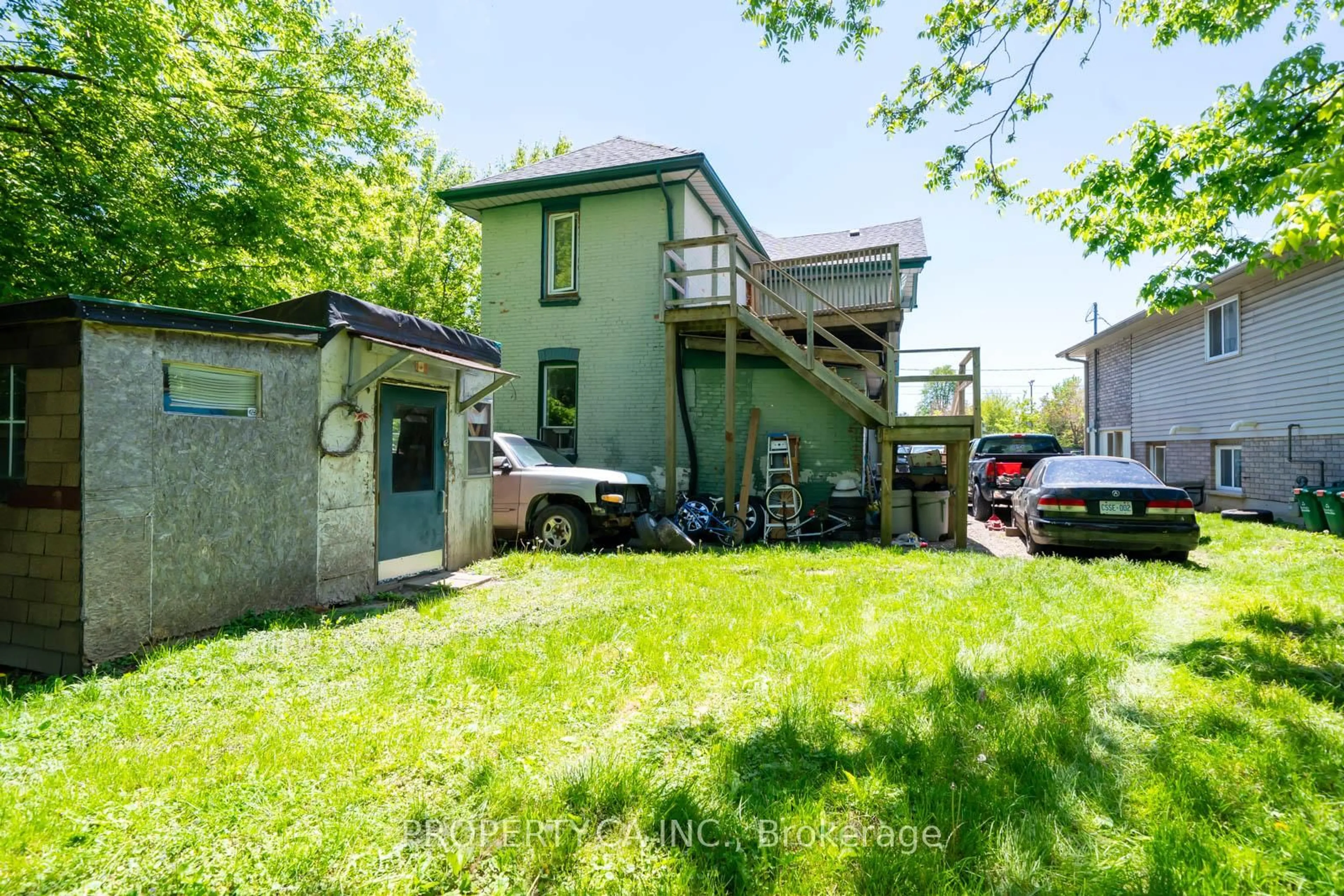 A pic from outside/outdoor area/front of a property/back of a property/a pic from drone, street for 158 Wellington St, Brant Ontario N3S 3Y7