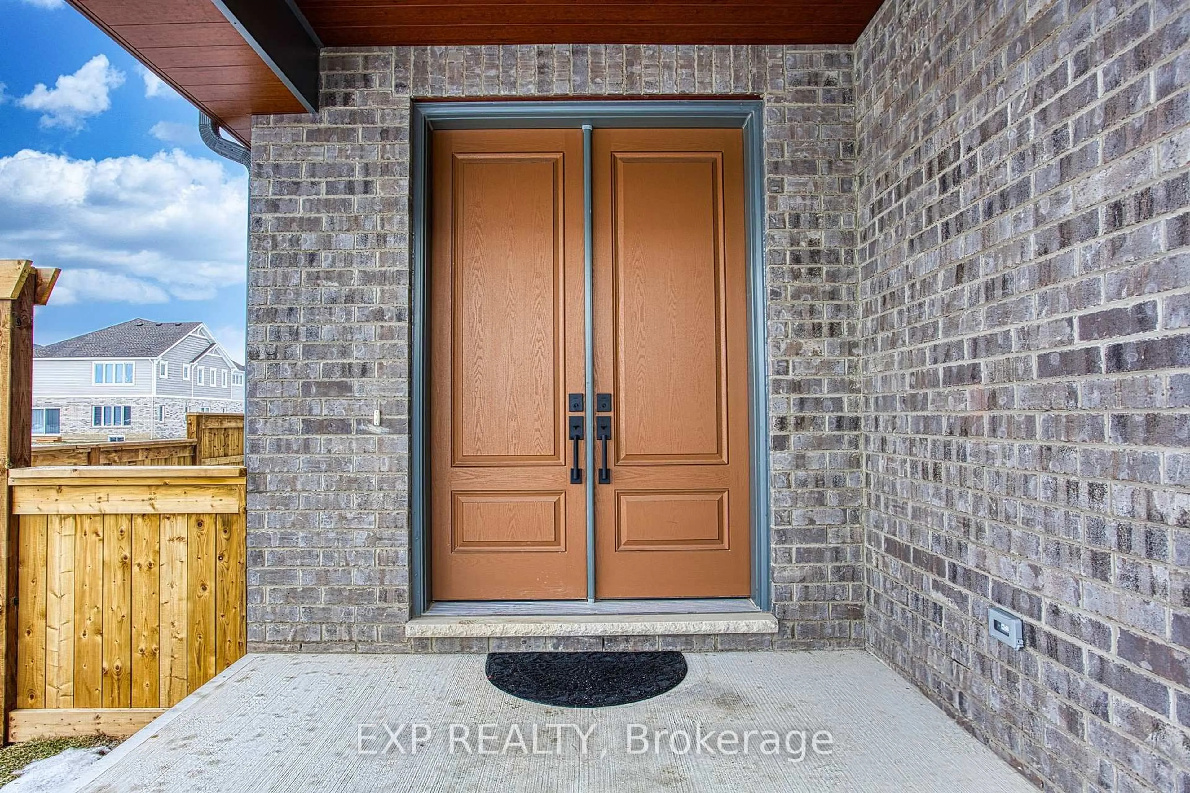 Indoor entryway for 7543 Splendour Dr, Niagara Falls Ontario L2H 3V8