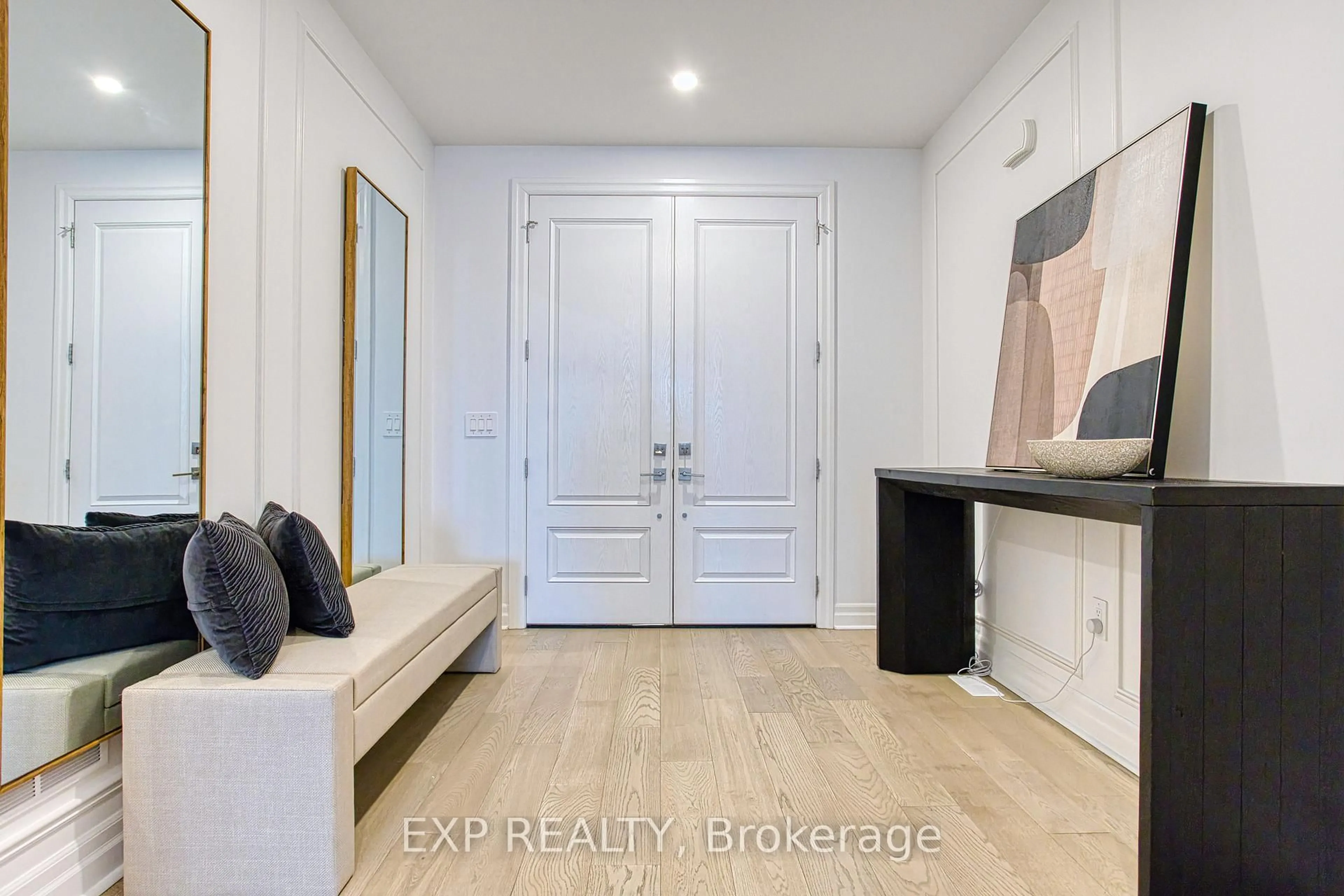 Indoor entryway for 7543 Splendour Dr, Niagara Falls Ontario L2H 3V8