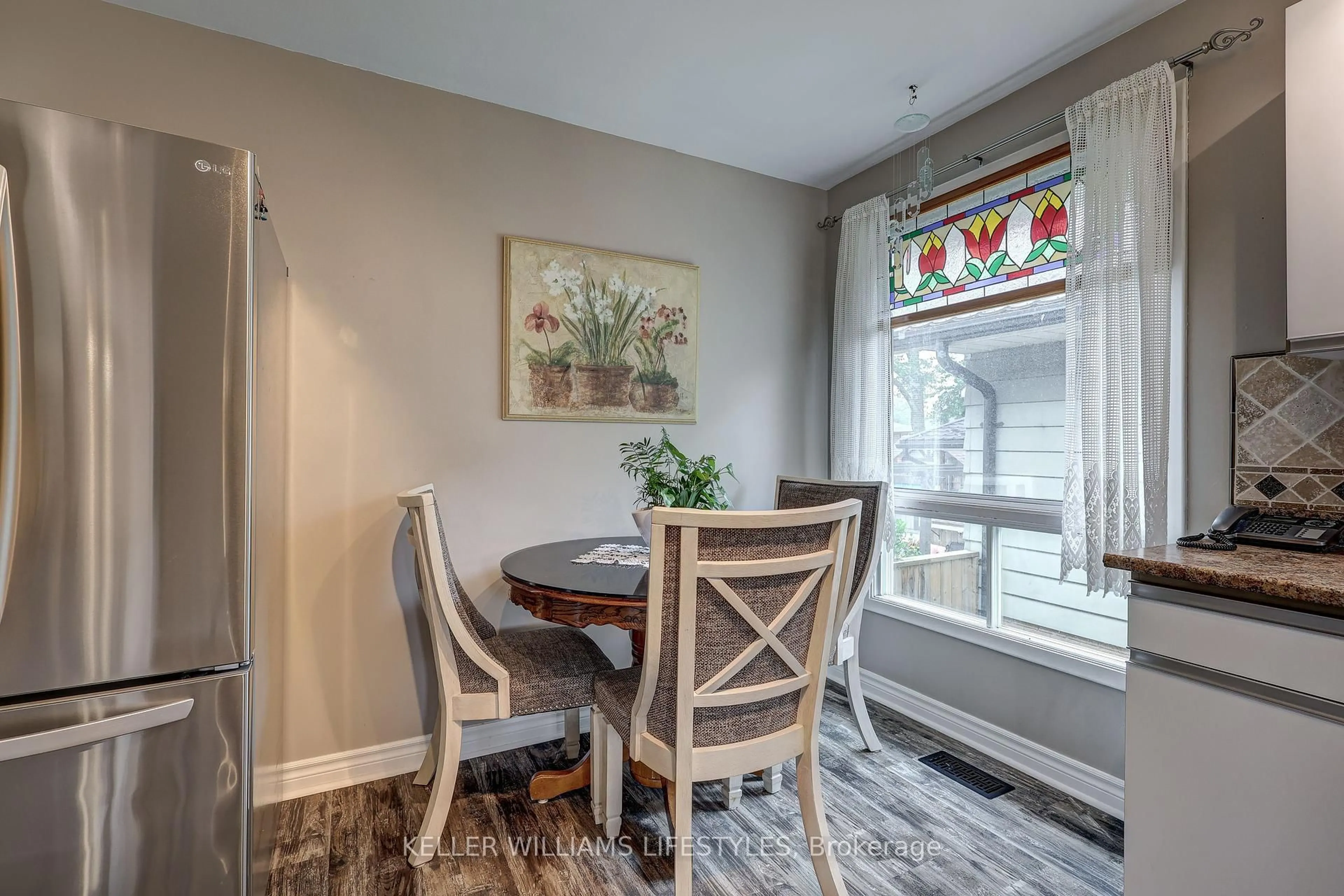 Dining room, wood/laminate floor for 17 Sharpe Dr, Strathroy-Caradoc Ontario N7G 3T8
