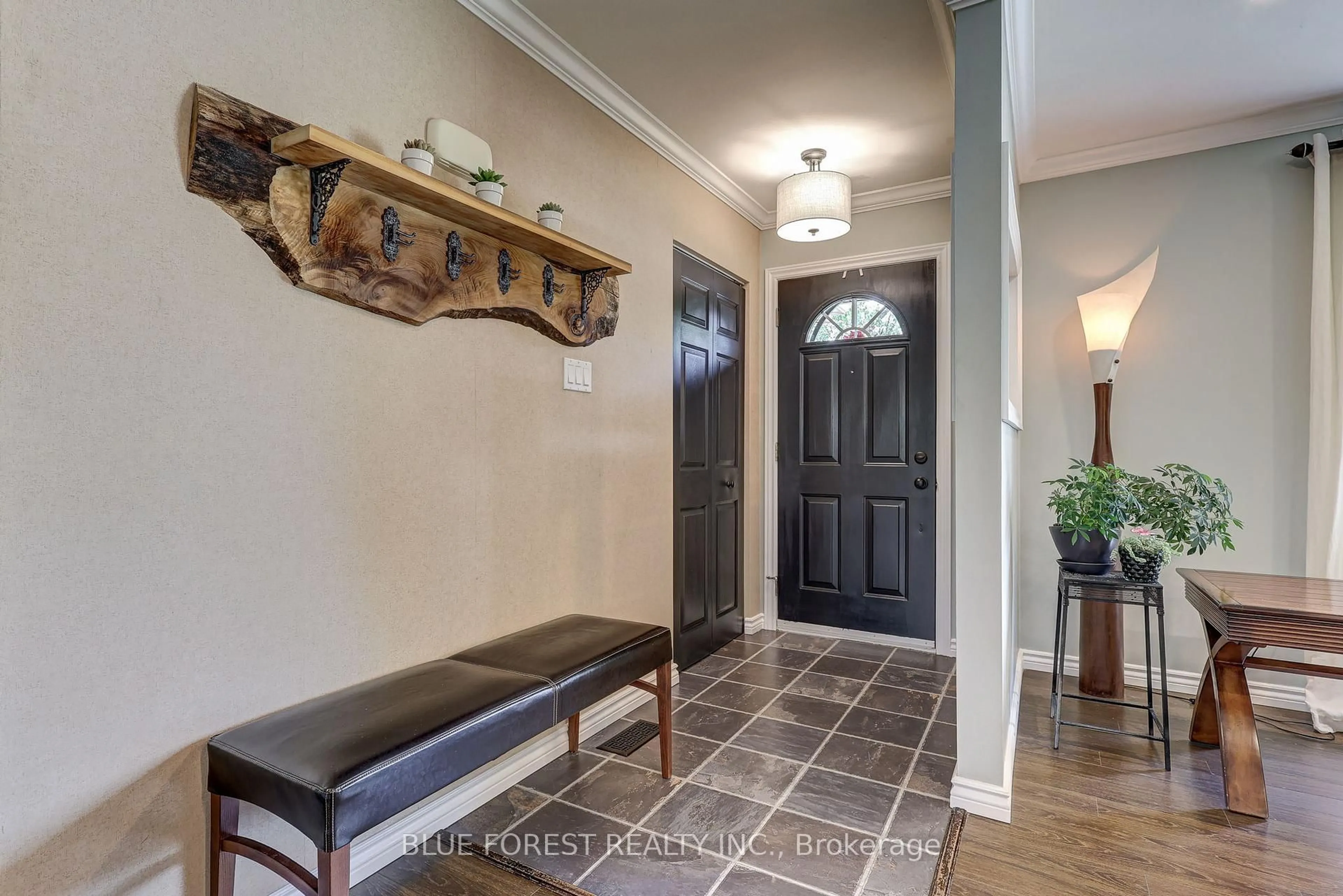 Indoor entryway for 983 Valetta St, London North Ontario N6H 2Z7