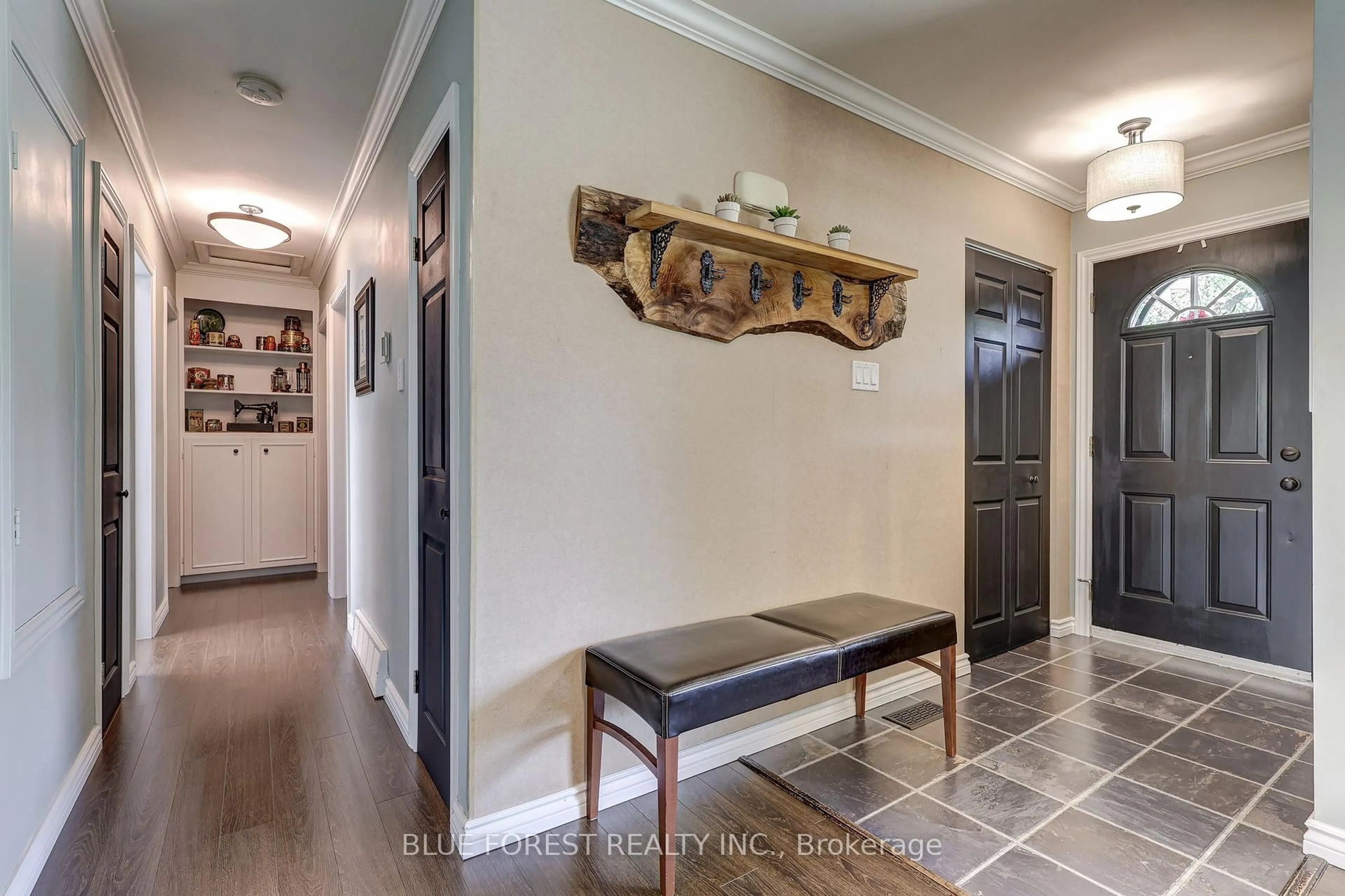 Indoor entryway for 983 Valetta St, London North Ontario N6H 2Z7