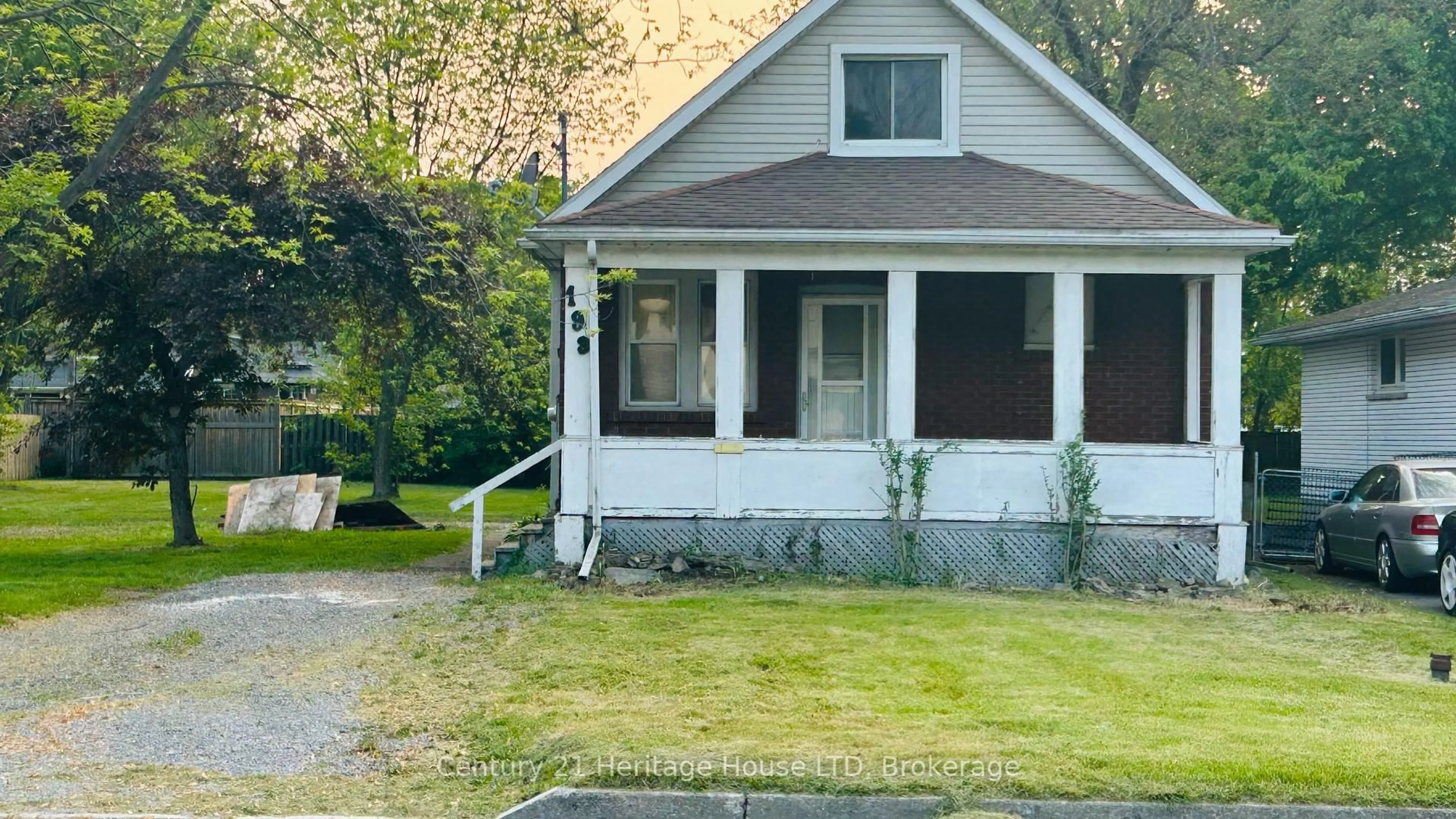 Home with vinyl exterior material, street for 193 Central Ave, Fort Erie Ontario L2A 3S8