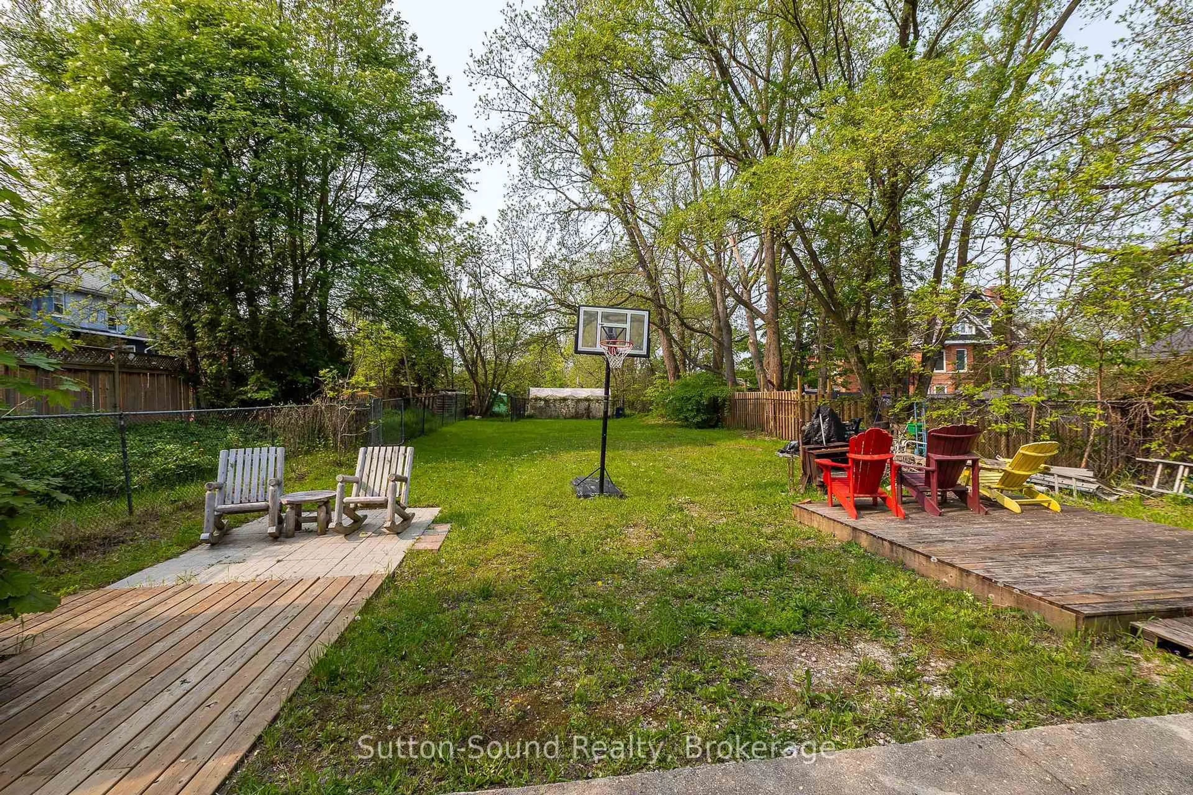 Patio, unknown for 351 14th St, Owen Sound Ontario N4K 1W8