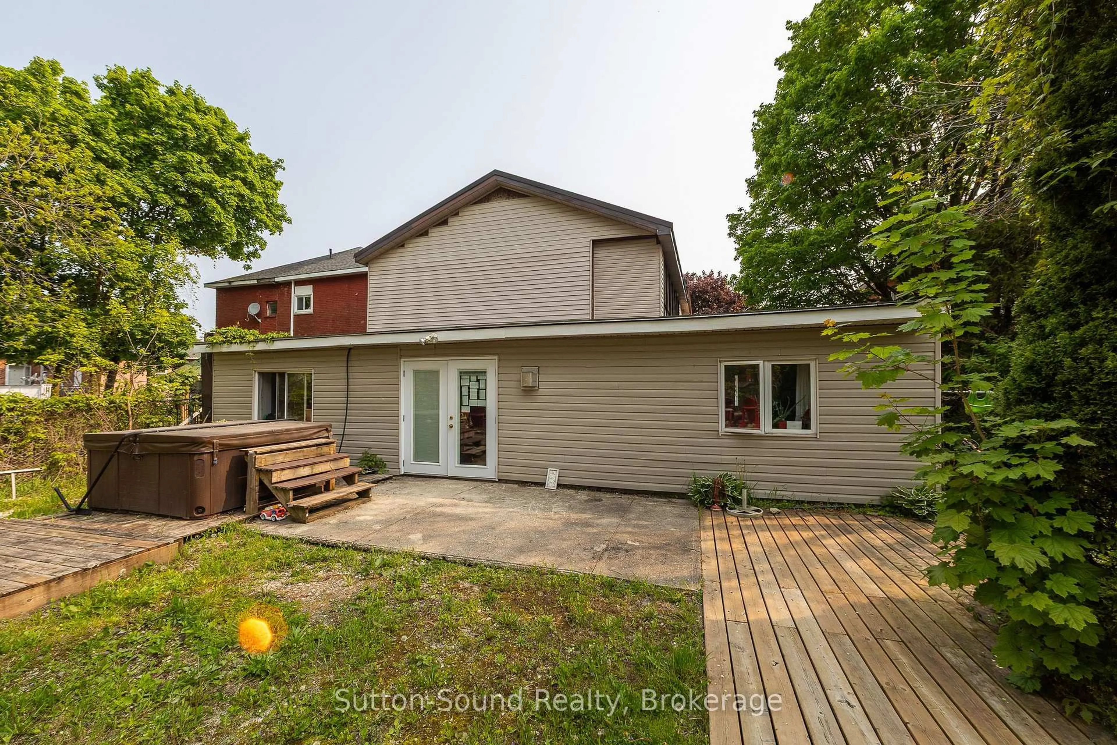 A pic from outside/outdoor area/front of a property/back of a property/a pic from drone, street for 351 14th St, Owen Sound Ontario N4K 1W8