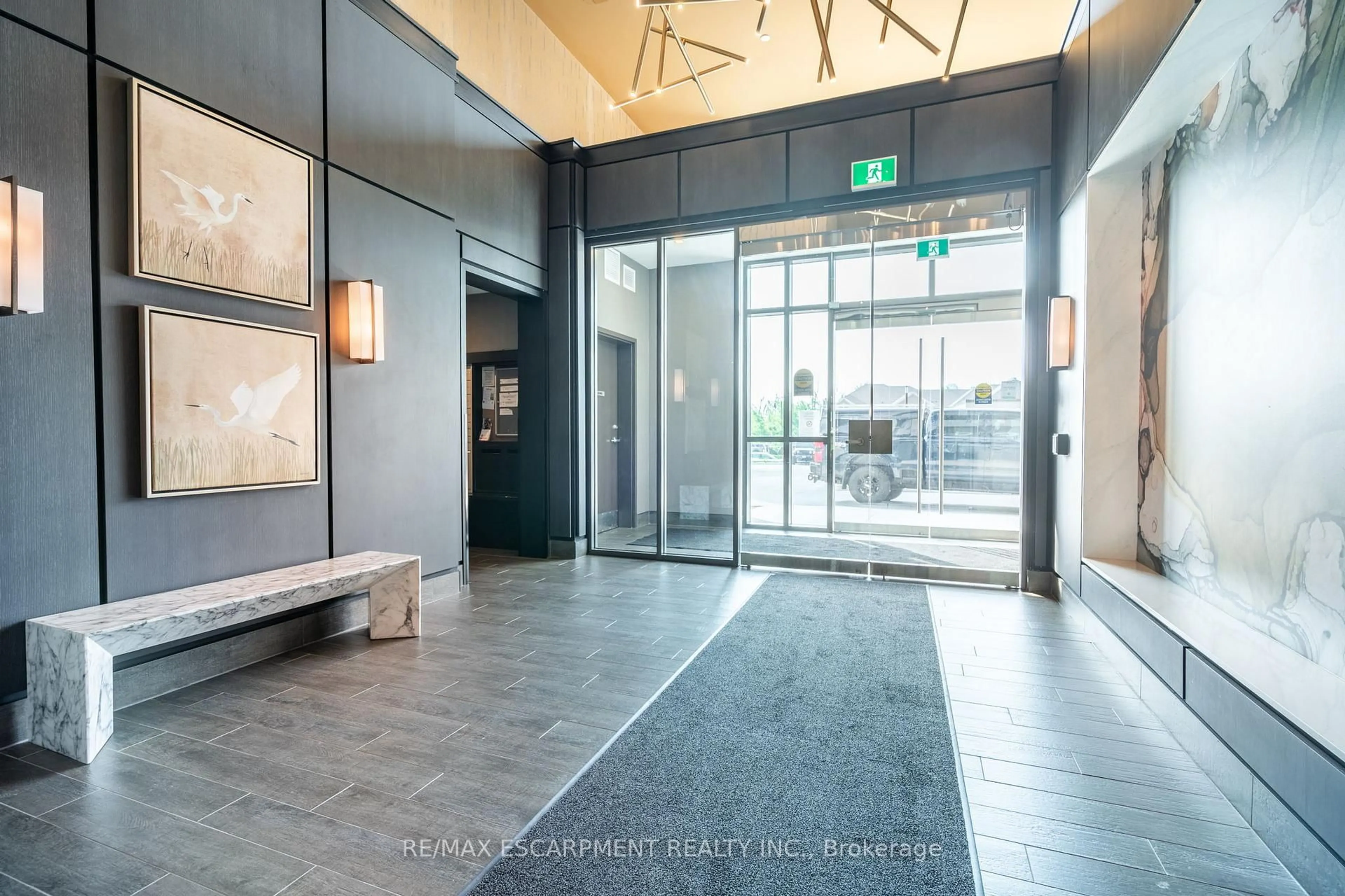Indoor foyer for 470 Dundas St #324, Hamilton Ontario L8B 2A6