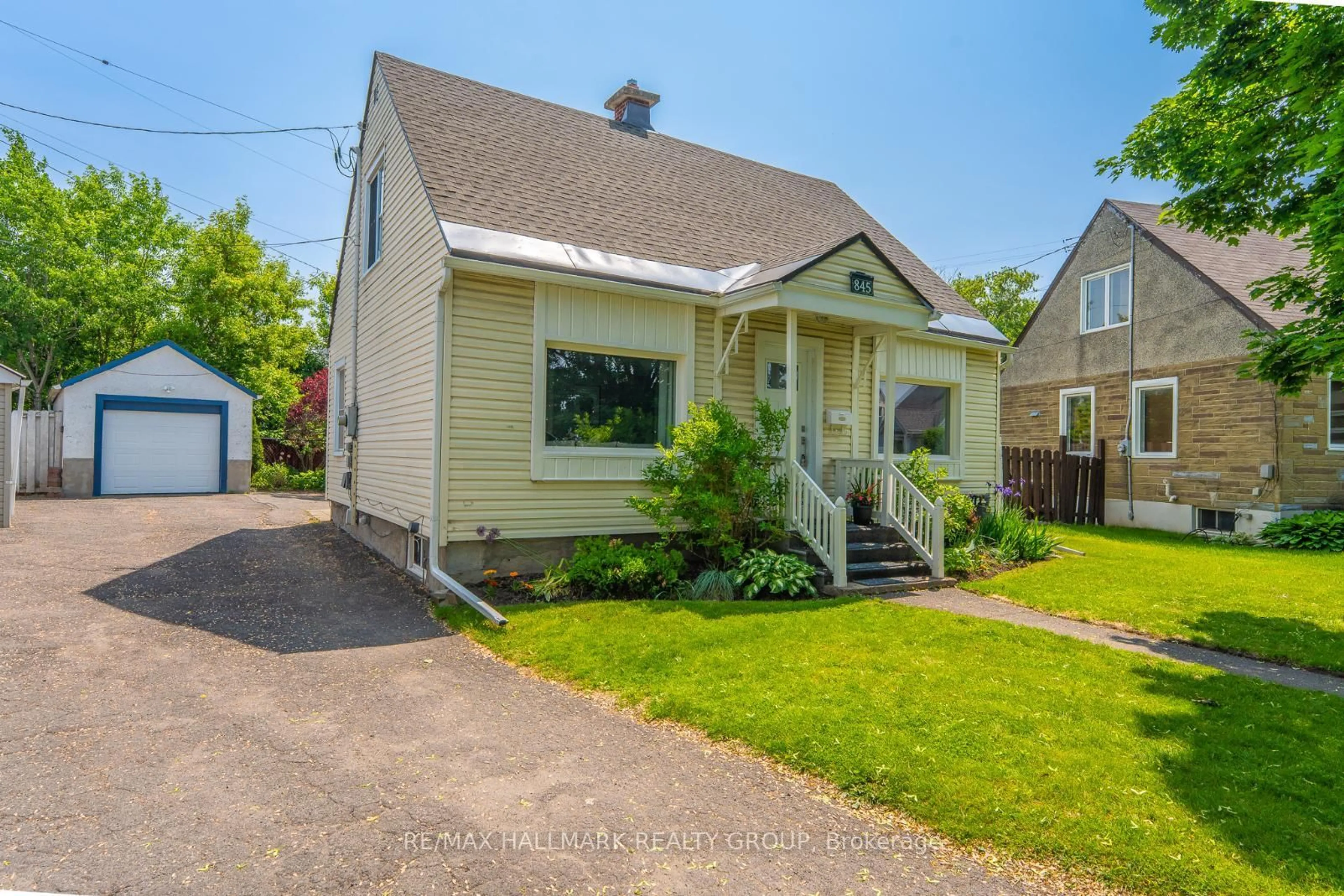 Home with vinyl exterior material, street for 845 Merivale St, Ottawa Ontario K1Z 5Z7