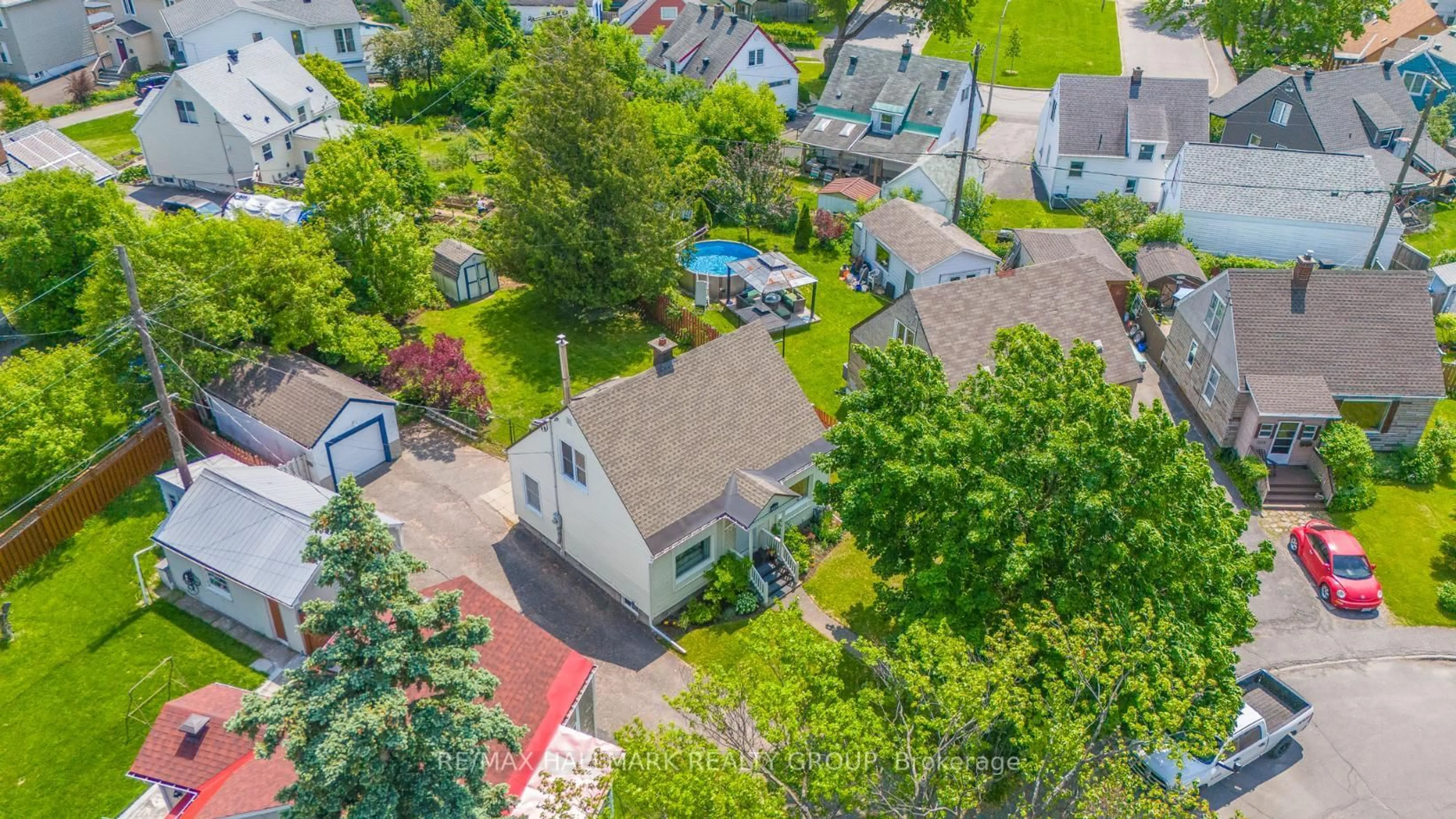 A pic from outside/outdoor area/front of a property/back of a property/a pic from drone, street for 845 Merivale St, Ottawa Ontario K1Z 5Z7